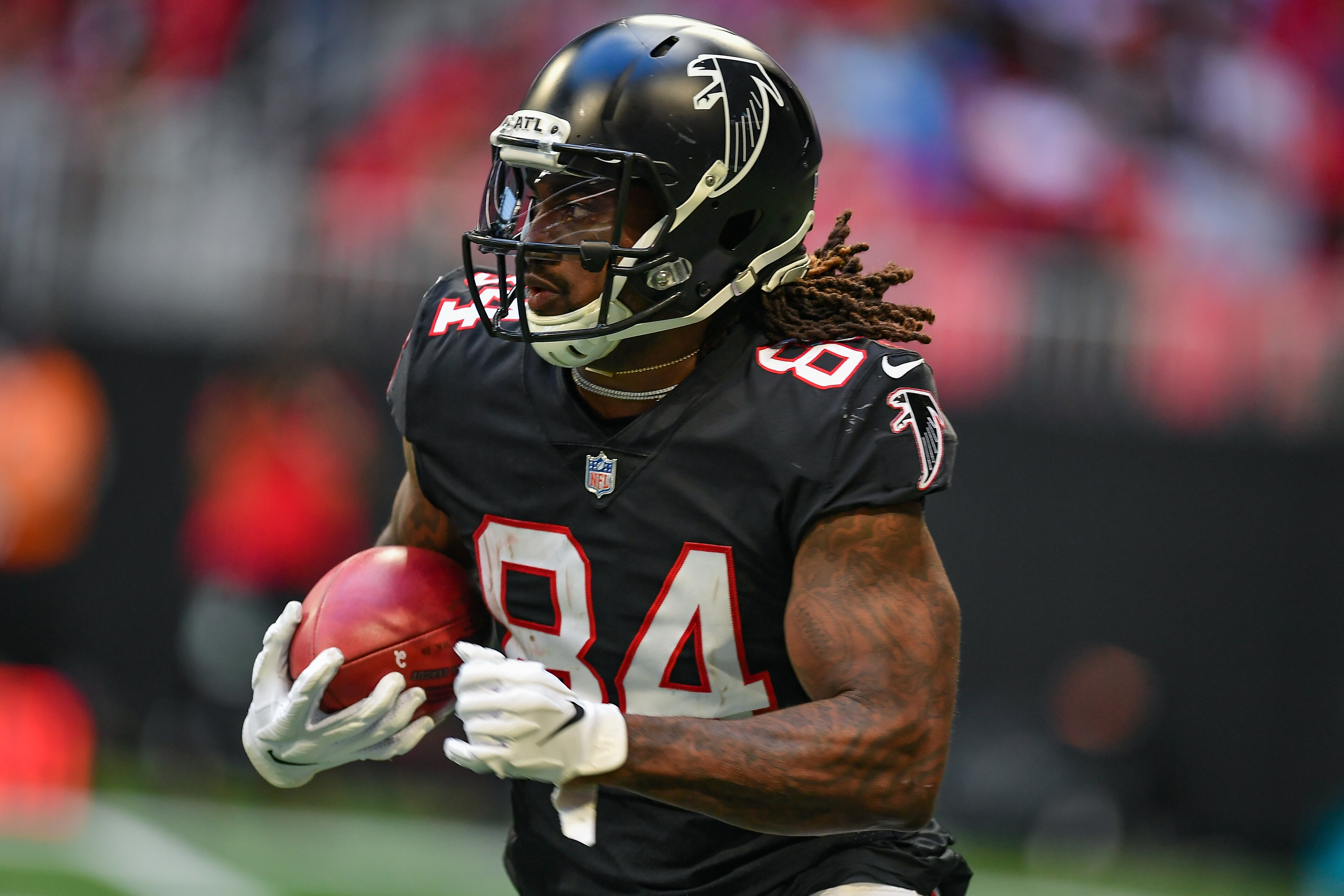 ATLANTA, GA  DECEMBER 26:  Atlanta running back Cordarrelle Patterson (84) returns a kick-off during the NFL game between the Detroit Lions and the Atlanta Falcons on December 26th, 2021 at Mercedes-Benz Stadium in Atlanta, GA.  (Photo by Rich von Biberstein/Icon Sportswire via Getty Images)