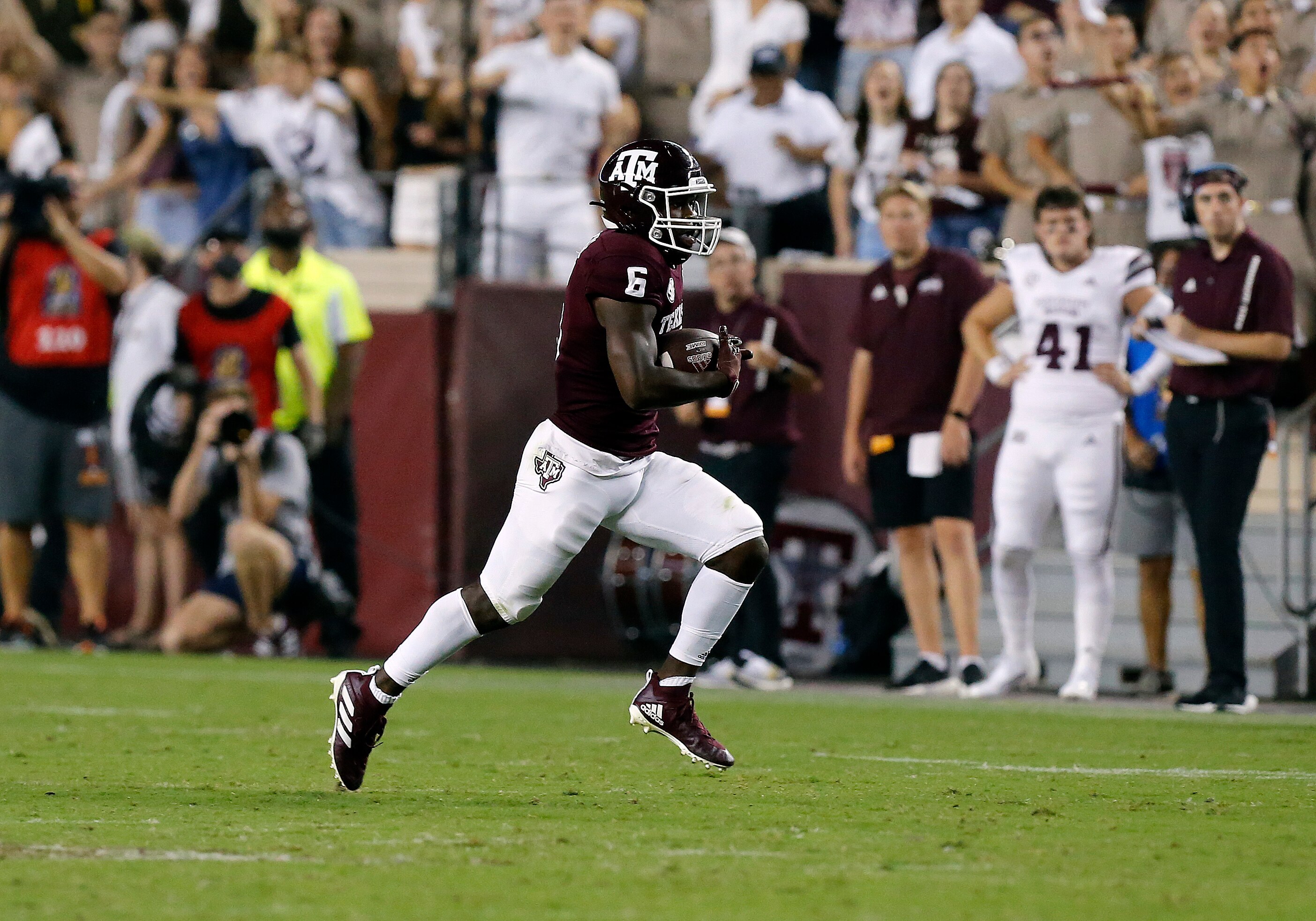 COLLEGE STATION, TX - OCTOBER 02: Texas A&M Aggies running back Devon Achane (6) runs the ball during the game against the Mississippi State Bulldogs on October 02, 2021, at Kyle Field in College Station, TX. (Photo by Adam Davis/Icon Sportswire via Getty Images)