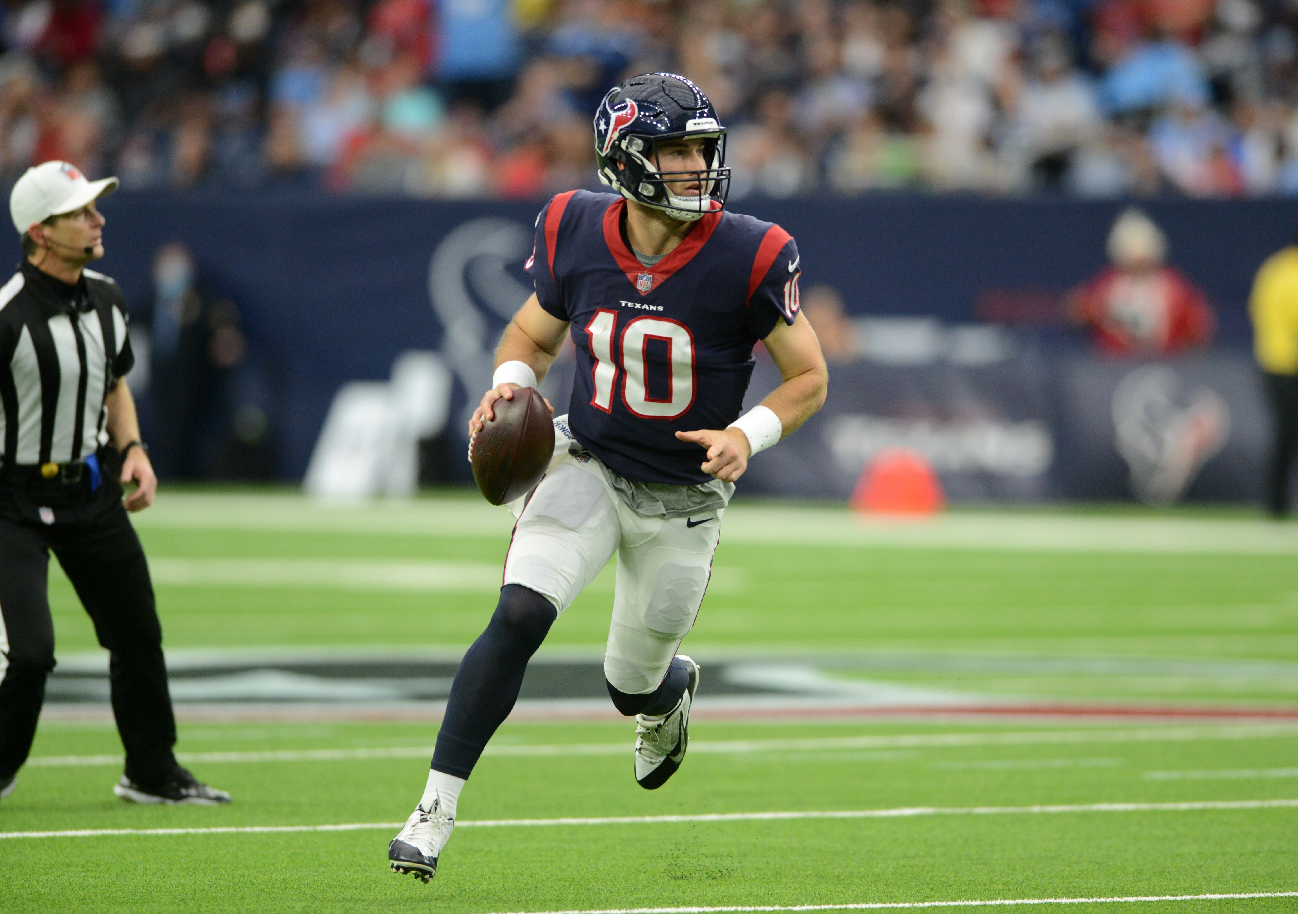 HOUSTON, TX - JANUARY 09: Houston Texans QB Davis Mills looks for an open man during an NFL game between the Houston Texans and the Tennessee Titans on January 9, 2022 at NRG Stadium in Houston, TX. (Photo by John Rivera/Icon Sportswire via Getty Images)