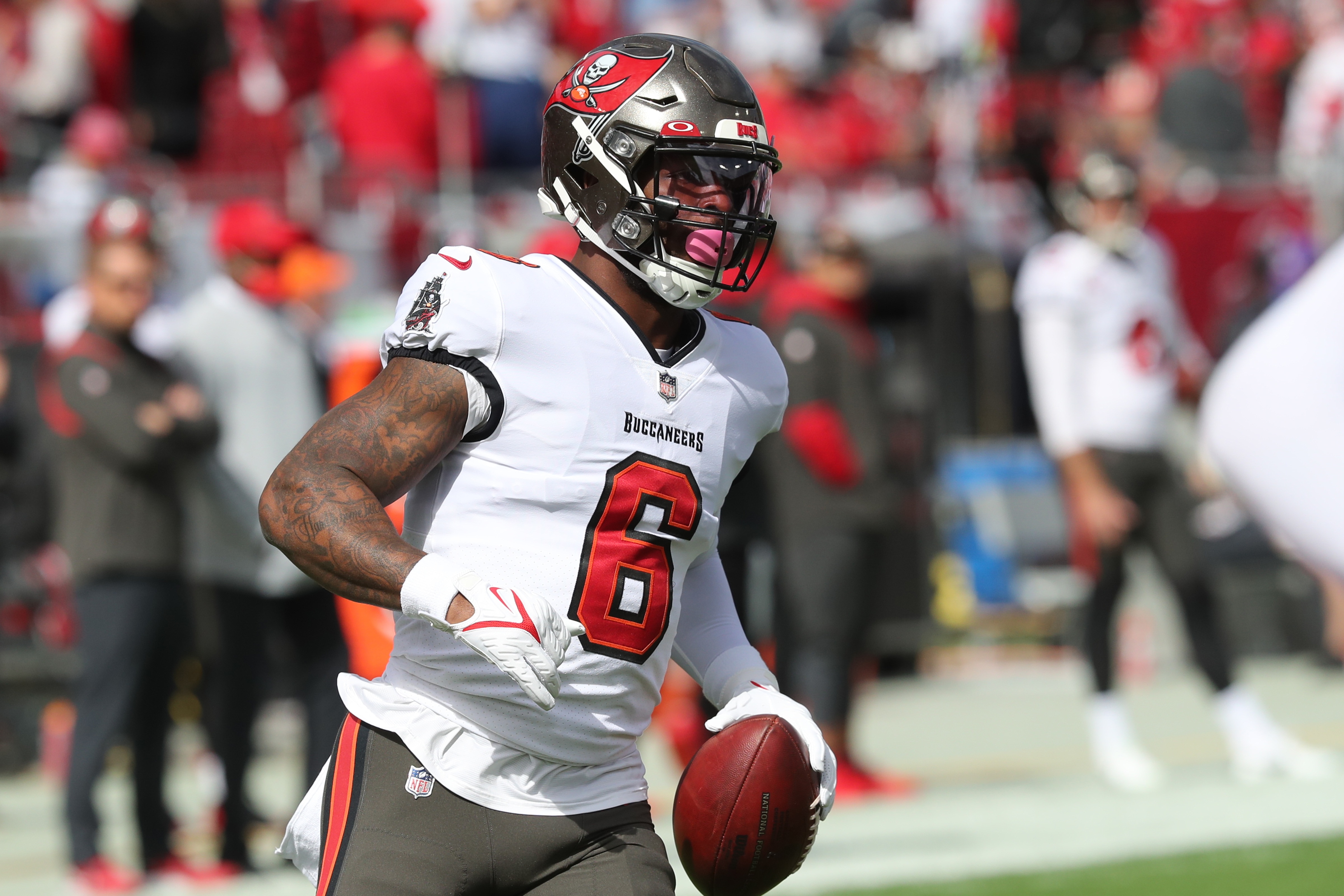 TAMPA, FL - JANUARY 16: Tampa Bay Buccaneers Running Back Le'Veon Bell (6) warms up before the NFL Wild Card game between the Philadelphia Eagles and the Tampa Bay Buccaneers on January 16, 2022 at Raymond James Stadium in Tampa, Florida. (Photo by Cliff Welch/Icon Sportswire via Getty Images) TAMPA, FL - JANUARY 16: Tampa Bay Buccaneers Running Back Le'Veon Bell (6) warms up before the NFL Wild Card game between the Philadelphia Eagles and the Tampa Bay Buccaneers on January 16, 2022 at Raymond James Stadium in Tampa, Florida. (Photo by Cliff Welch/Icon Sportswire via Getty Images)