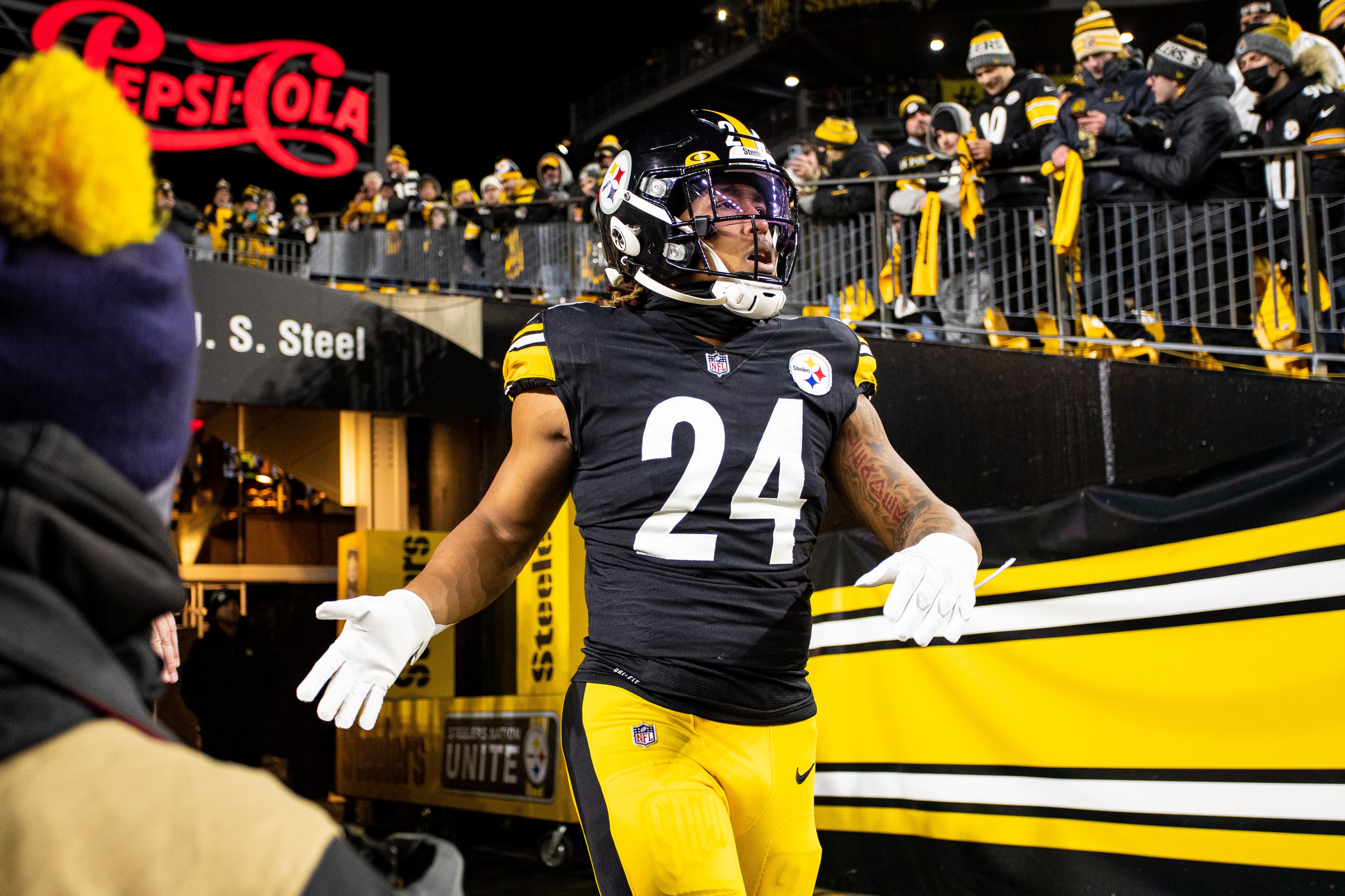 PITTSBURGH, PA - JANUARY 03: Pittsburgh Steelers running back Benny Snell (24) looks on during the game against the Cleveland Browns and the Pittsburgh Steelers on January 03, 2022 at Heinz Field in Pittsburgh, PA. (Photo by Mark Alberti/Icon Sportswire via Getty Images)