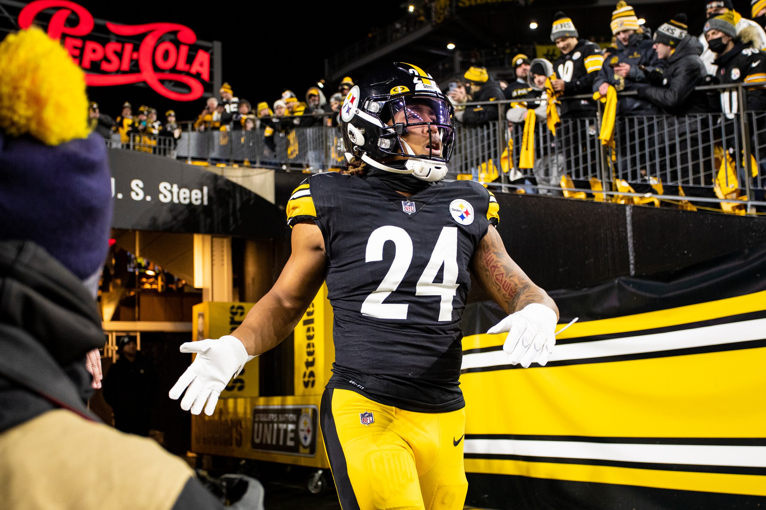 PITTSBURGH, PA - JANUARY 03: Pittsburgh Steelers running back Benny Snell (24) looks on during the game against the Cleveland Browns and the Pittsburgh Steelers on January 03, 2022 at Heinz Field in Pittsburgh, PA. (Photo by Mark Alberti/Icon Sportswire via Getty Images)