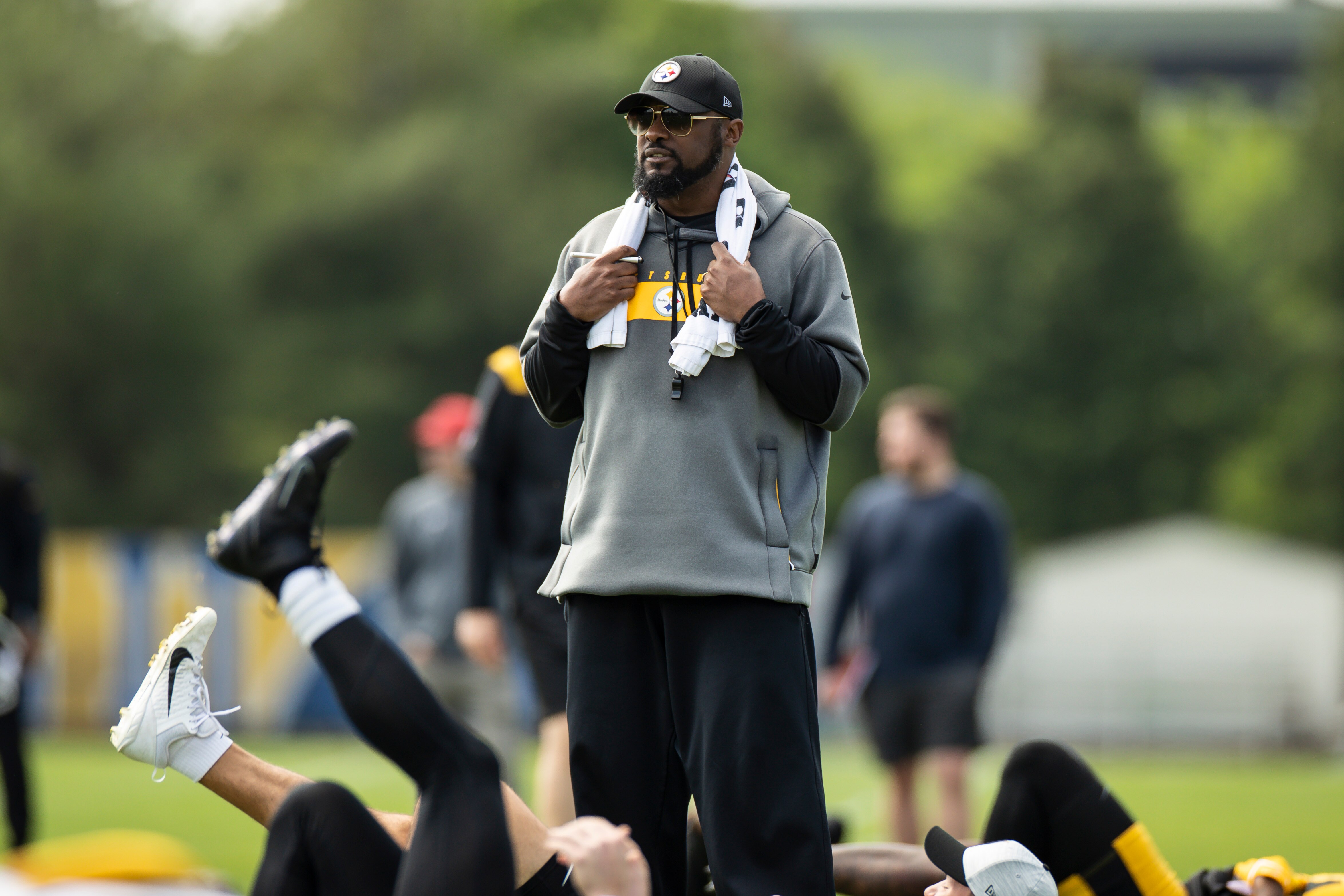 PITTSBURGH, PA - MAY 24: Pittsburgh Steelers head coach Mike Tomlin looks on during the team's OTA practice, Tuesday, May 24, 2022, in Pittsburgh, PA. (Photo by Brandon Sloter/Icon Sportswire via Getty Images)