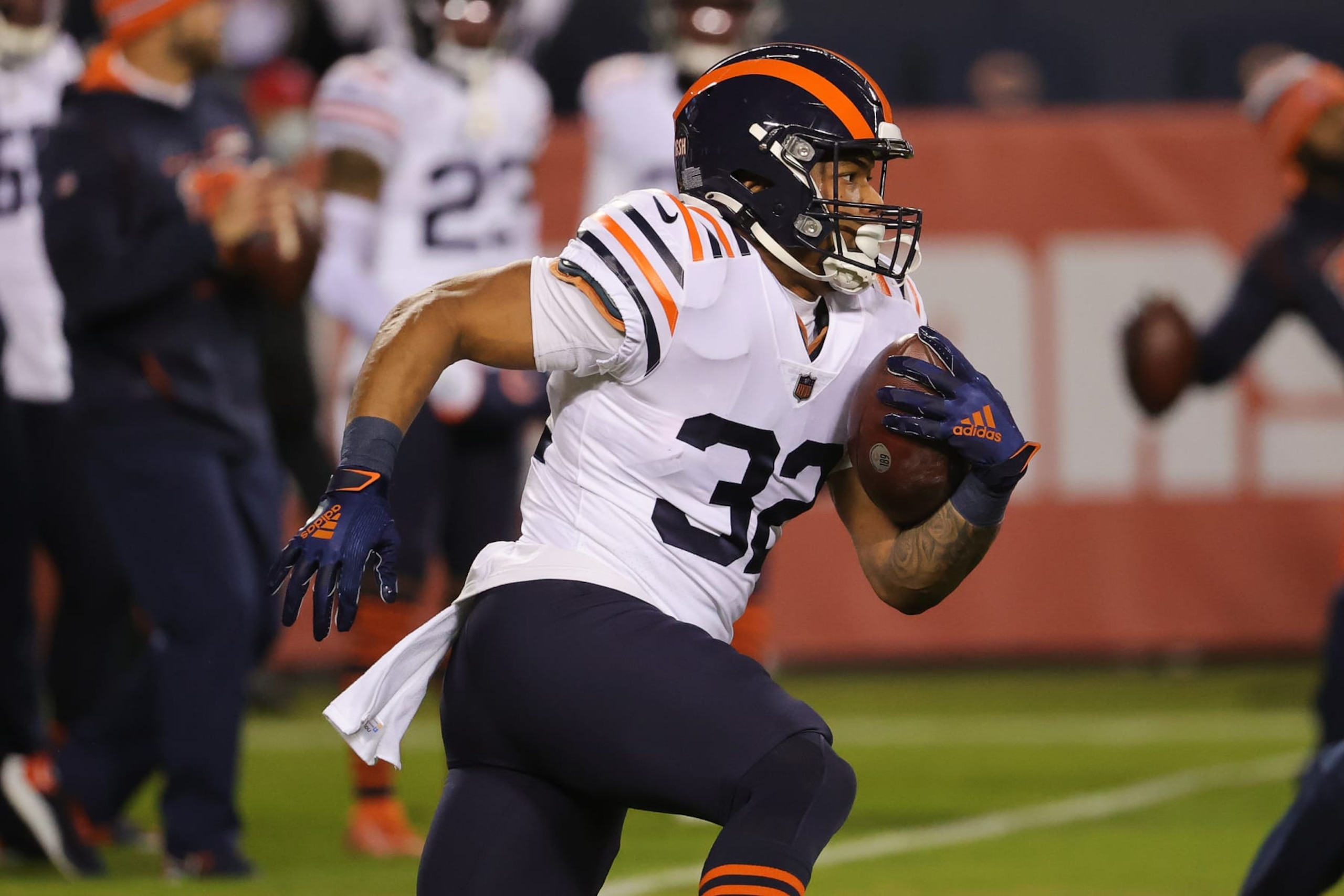 CHICAGO, ILLINOIS - DECEMBER 20: David Montgomery #32 of the Chicago Bears warms up prior to the game against the Minnesota Vikings at Soldier Field on December 20, 2021 in Chicago, Illinois. (Photo by Jonathan Daniel/Getty Images) CHICAGO, ILLINOIS - DECEMBER 20: David Montgomery #32 of the Chicago Bears warms up prior to the game against the Minnesota Vikings at Soldier Field on December 20, 2021 in Chicago, Illinois. (Photo by Jonathan Daniel/Getty Images)