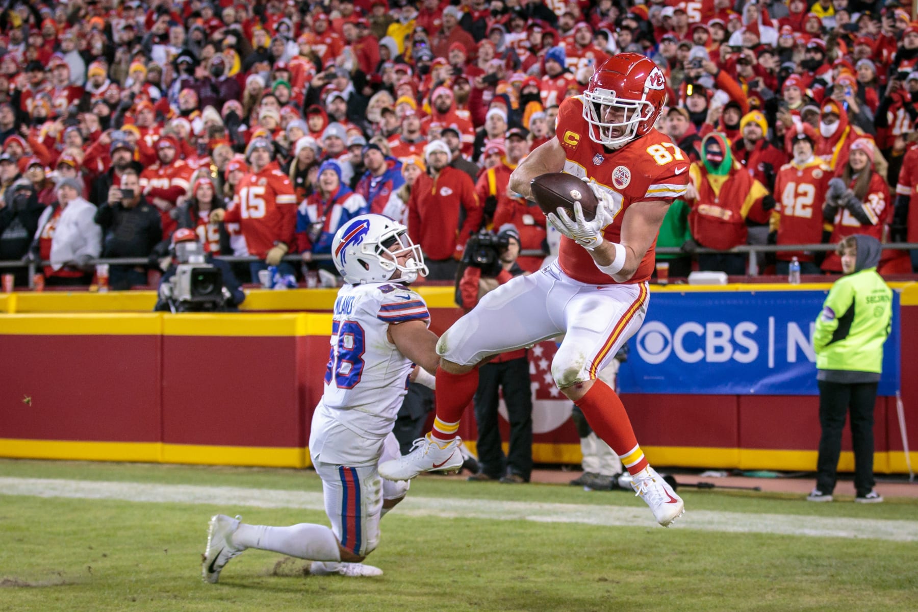 KANSAS CITY, MO - JANUARY 23: Kansas City Chiefs tight end Travis Kelce (87) makes the game winning reception in overtime during the AFC Divisional Round playoff game against the Buffalo Bills on January 23rd, 2022 at Arrowhead Stadium in Kansas City, Missouri. (Photo by William Purnell/Icon Sportswire via Getty Images)
