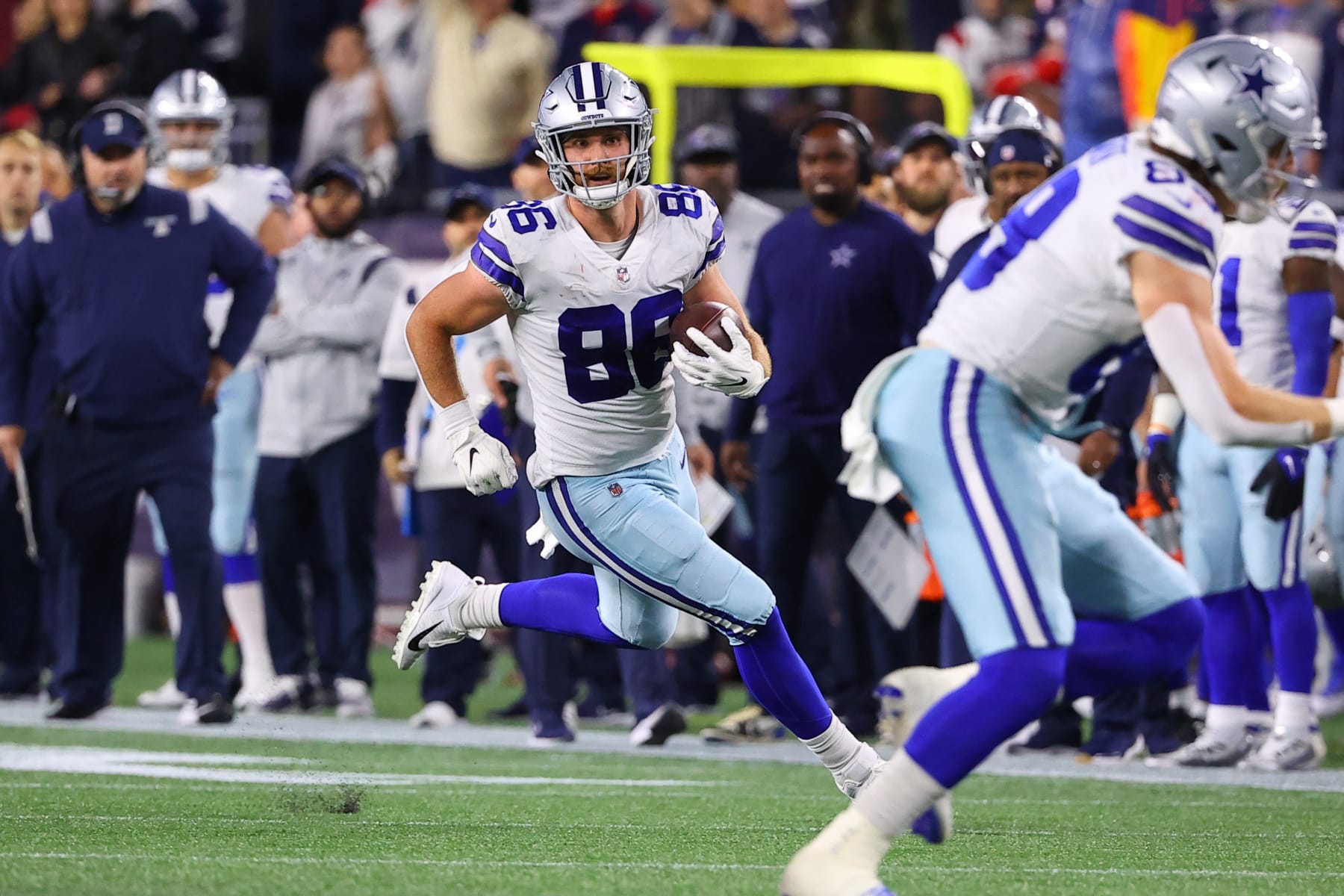 FOXBOROUGH, MA - OCTOBER 17:  Dallas Cowboys tight end Dalton Schultz (86) runs after the catch during the National Football League game between the New England Patriots and the Dallas Cowboys on October 17, 2021 at Gillette Stadium in Foxborough, MA.    (Photo by Rich Graessle/Icon Sportswire via Getty Images)
