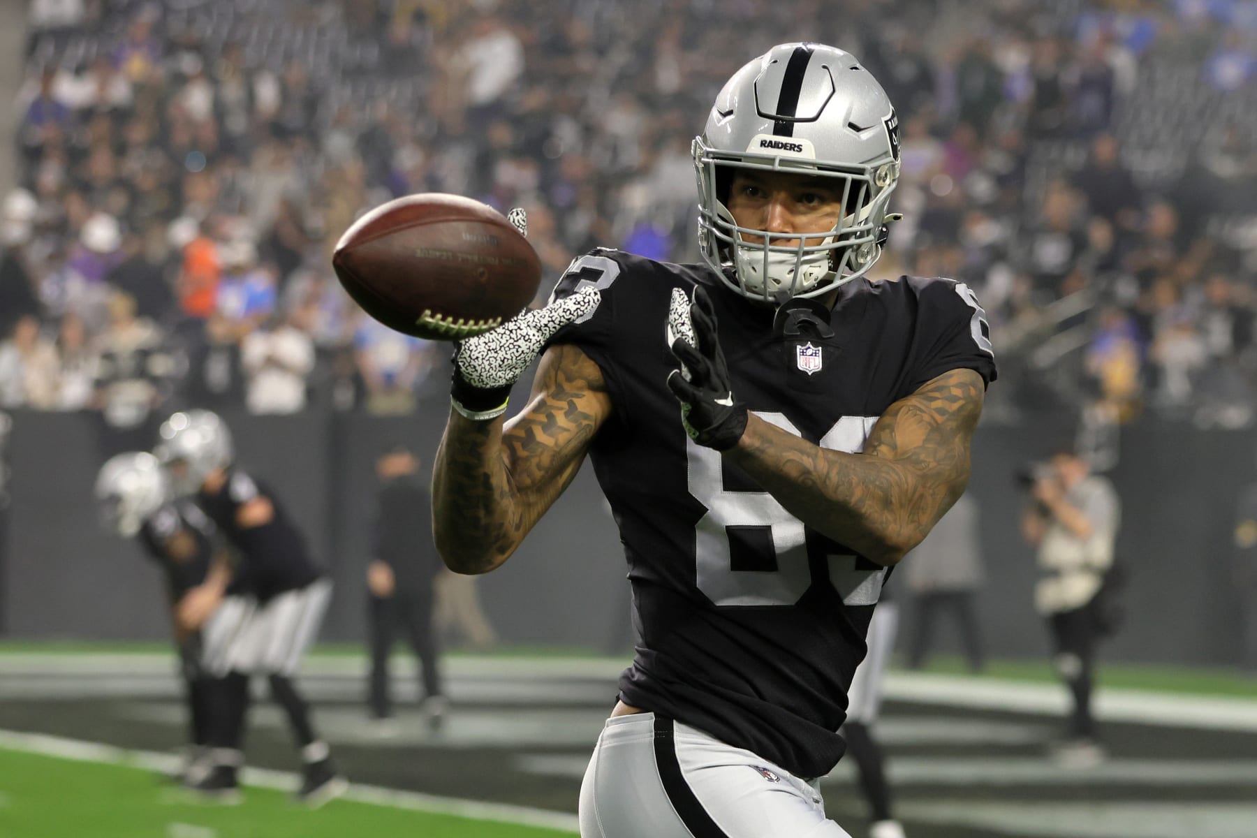 LAS VEGAS, NEVADA - JANUARY 09:  Tight end Darren Waller #83 of the Las Vegas Raiders warms up before a game against the Los Angeles Chargers at Allegiant Stadium on January 9, 2022 in Las Vegas, Nevada. The Raiders defeated the Chargers 35-32 in overtime.  (Photo by Ethan Miller/Getty Images)
