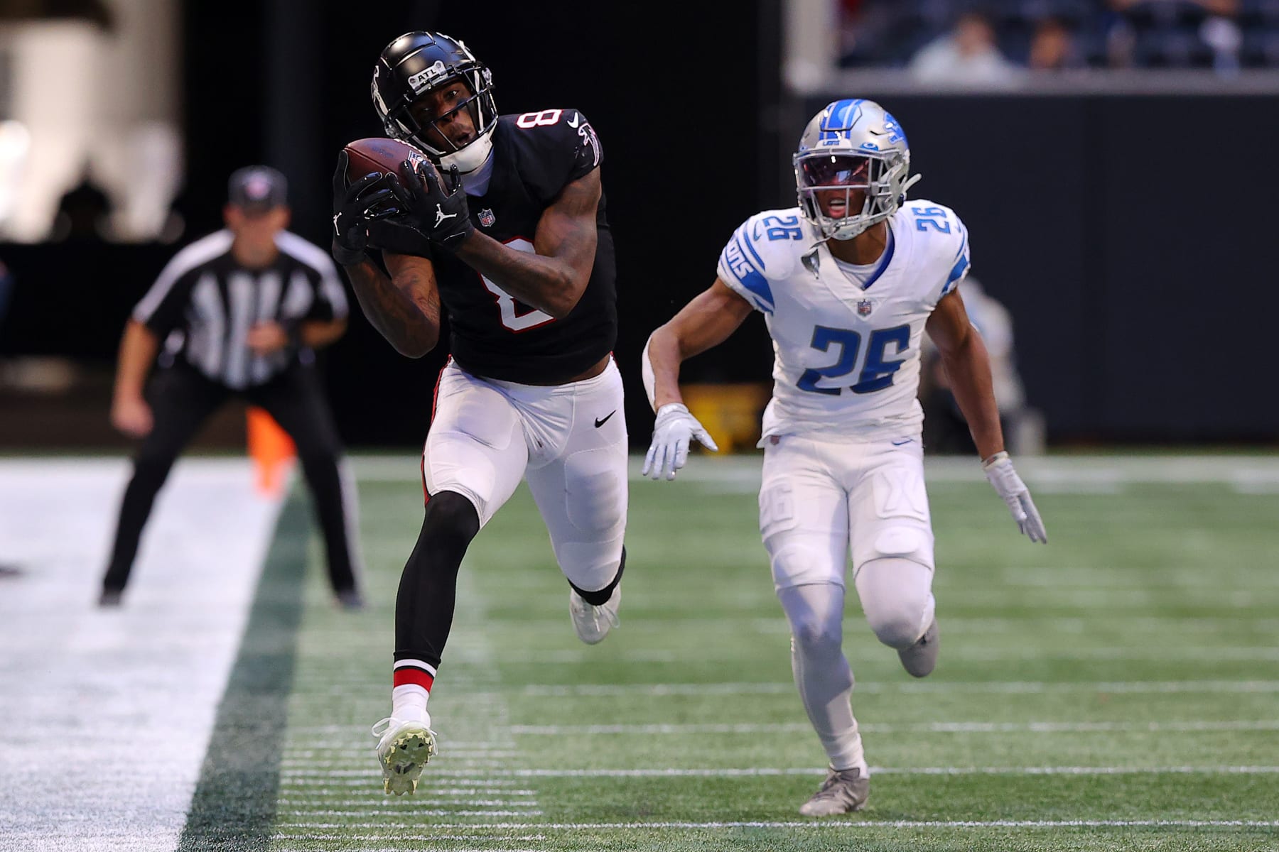 ATLANTA, GEORGIA - DECEMBER 26: Kyle Pitts #8 of the Atlanta Falcons makes a catch against Ifeatu Melifonwu #26 of the Detroit Lions in the third quarter at Mercedes-Benz Stadium on December 26, 2021 in Atlanta, Georgia. (Photo by Todd Kirkland/Getty Images)