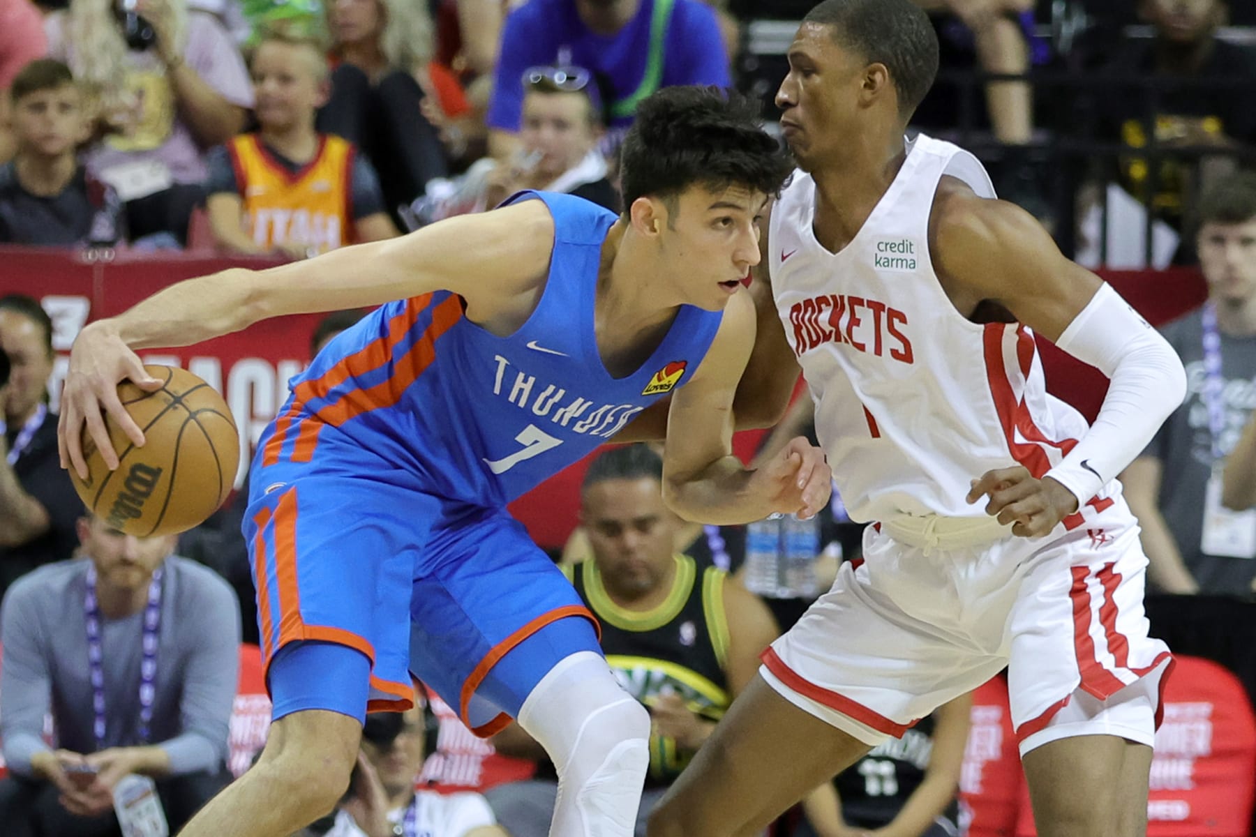 LAS VEGAS, NEVADA - JULY 09: Chet Holmgren #7 of the Oklahoma City Thunder is guarded by Jabari Smith Jr. #1 of the Houston Rockets during the 2022 NBA Summer League at the Thomas & Mack Center on July 09, 2022 in Las Vegas, Nevada. NOTE TO USER: User expressly acknowledges and agrees that, by downloading and or using this photograph, User is consenting to the terms and conditions of the Getty Images License Agreement. (Photo by Ethan Miller/Getty Images)