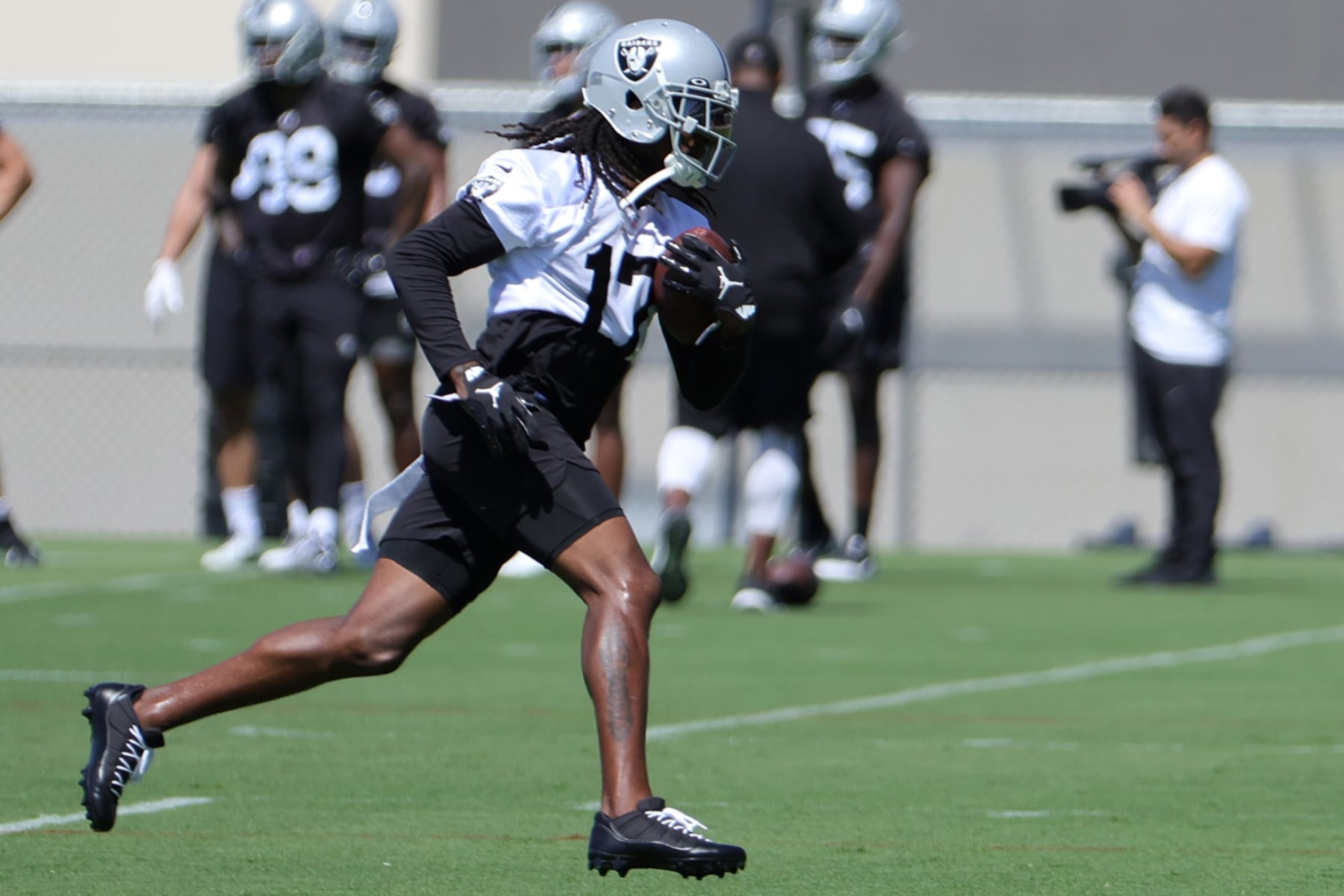 HENDERSON, NEVADA - JUNE 07: Wide receiver Davante Adams #17 of the Las Vegas Raiders runs with the ball during mandatory minicamp at the Las Vegas Raiders Headquarters/Intermountain Healthcare Performance Center on June 07, 2022 in Henderson, Nevada. (Photo by Ethan Miller/Getty Images)