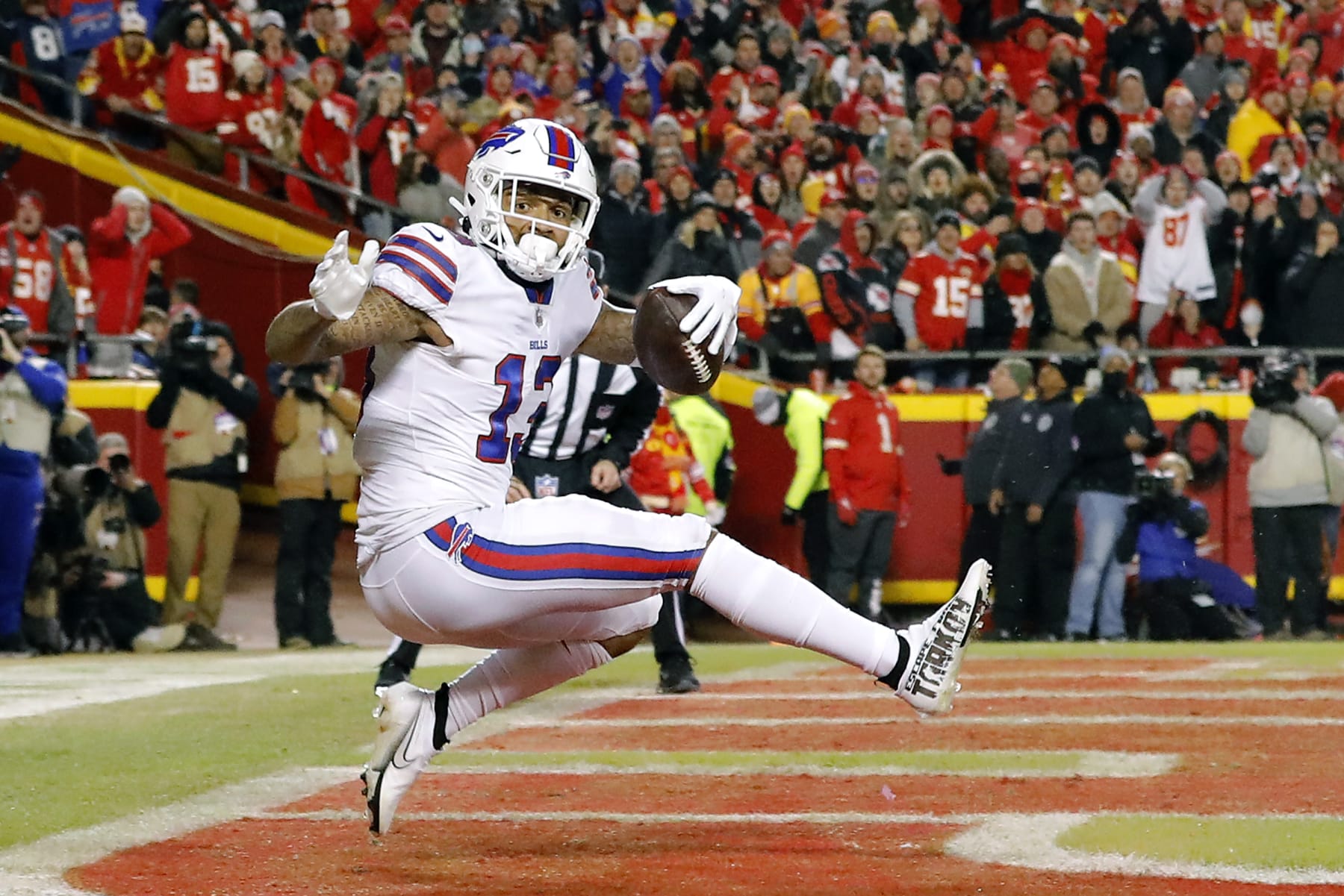 KANSAS CITY, MISSOURI - JANUARY 23: Gabriel Davis #13 of the Buffalo Bills scores a 19 yard touchdown against the Kansas City Chiefs during the fourth quarter in the AFC Divisional Playoff game at Arrowhead Stadium on January 23, 2022 in Kansas City, Missouri. (Photo by David Eulitt/Getty Images)