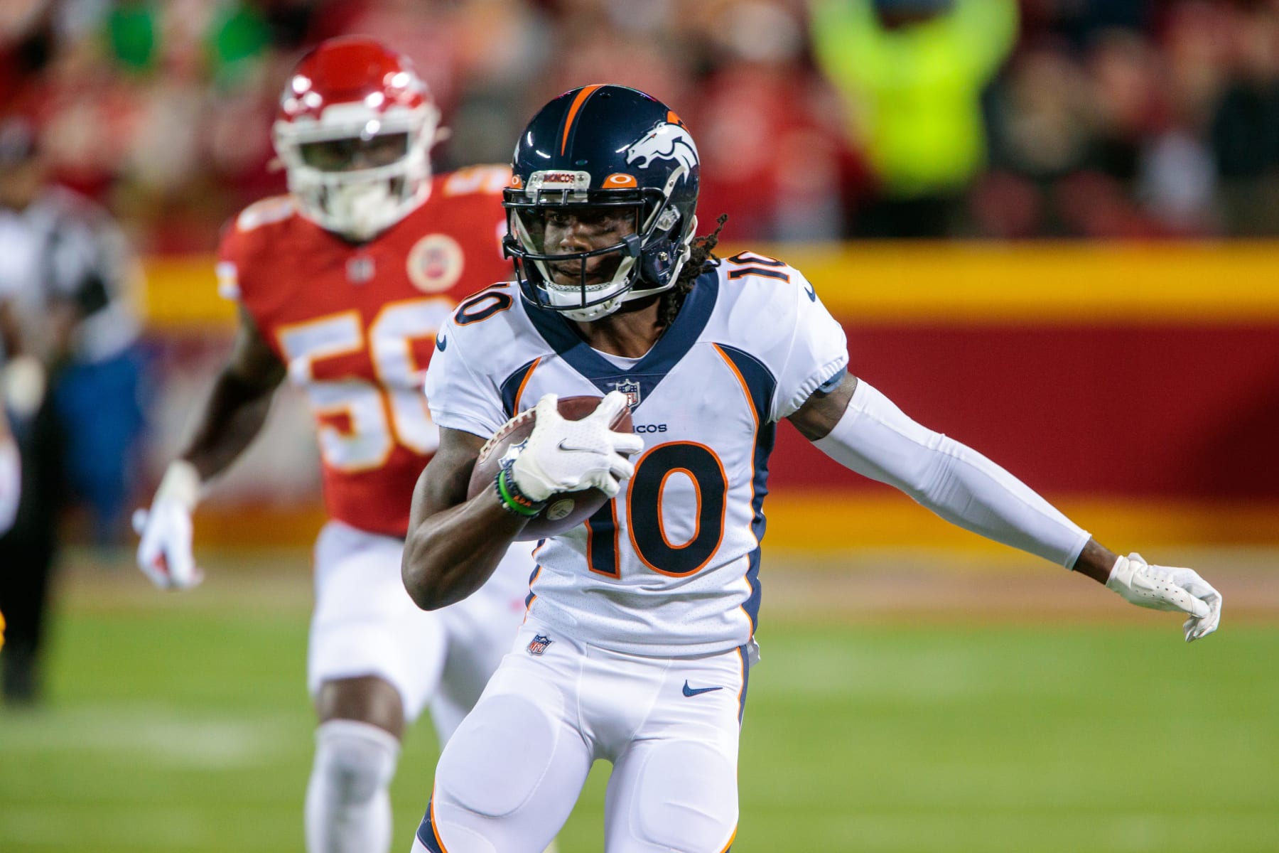 KANSAS CITY, MO - DECEMBER 05: Denver Broncos wide receiver Jerry Jeudy (10) runs the ball against the Kansas City Chiefs on December 5th, 2021 at Arrowhead Stadium in Kansas City, Missouri. (Photo by William Purnell/Icon Sportswire via Getty Images)