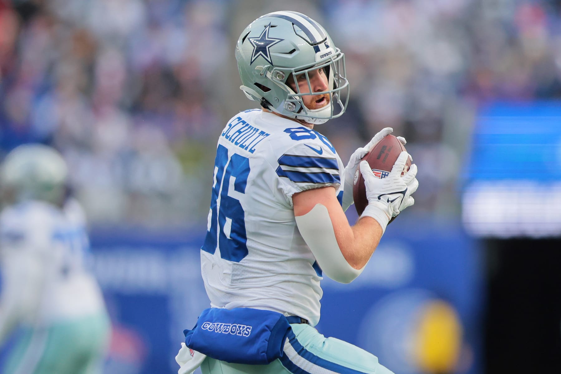 EAST RUTHERFORD, NEW JERSEY - DECEMBER 19: Dalton Schultz #86 of the Dallas Cowboys runs the ball after a catch during the first half against the New York Giants at MetLife Stadium on December 19, 2021 in East Rutherford, New Jersey. (Photo by Rey Del Rio/Getty Images)