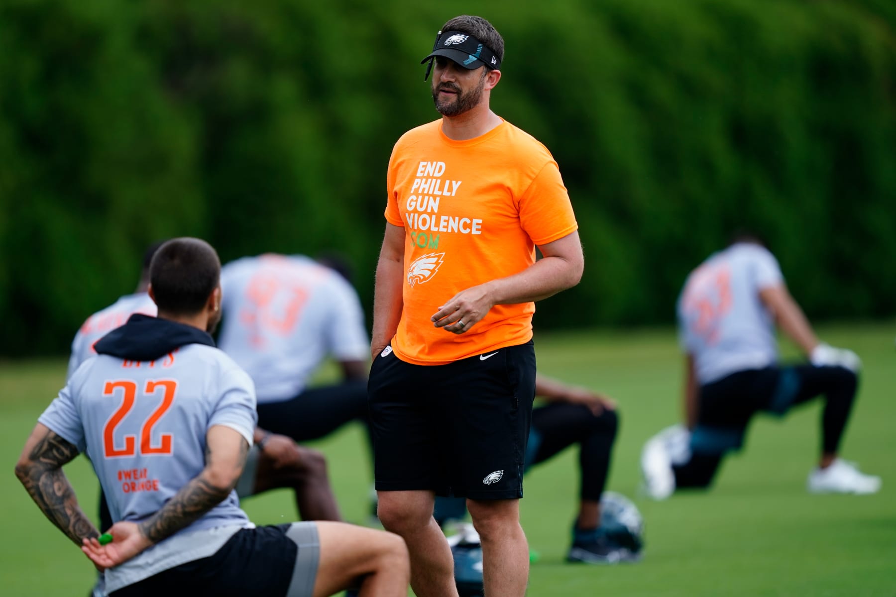 Philadelphia Eagles head coach Nick Sirianni meets with players as the warms up at the NFL football team's practice facility in Philadelphia, Friday, June 3, 2022. (AP Photo/Matt Rourke)