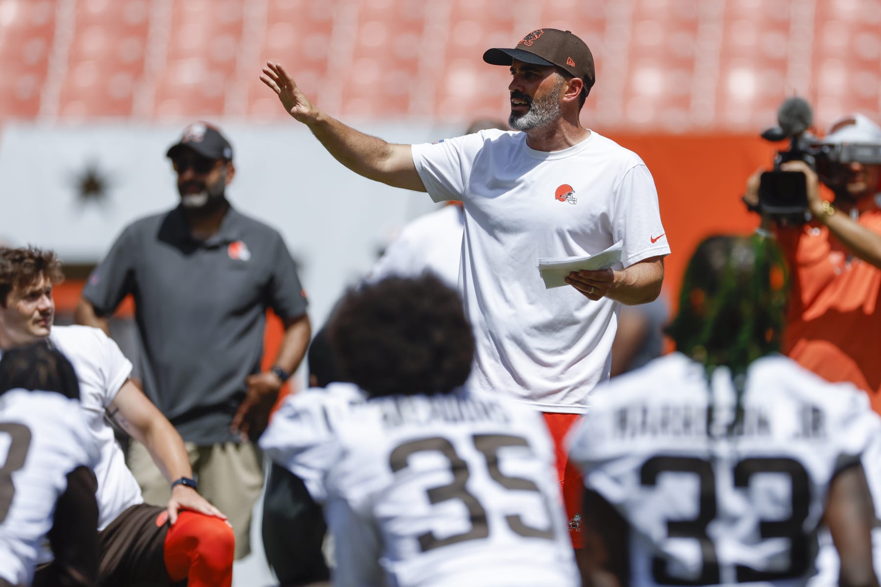 Cleveland Browns head coach Kevin Stefanski talks to the team during an NFL football practice at FirstEnergy Stadium, Thursday, June 16, 2022, in Cleveland. (AP Photo/Ron Schwane)
