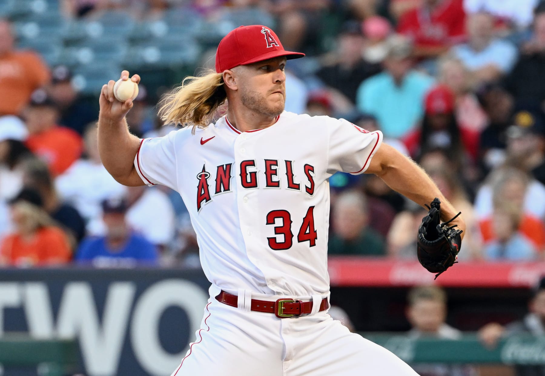 ANAHEIM, CA - JULY 12: Los Angeles Angels pitcher Noah Syndergaard (34) pitching in the first inning of an MLB baseball game against the Houston Astros played on July 12, 2022 at Angel Stadium in Anaheim, CA. (Photo by John Cordes/Icon Sportswire via Getty Images)