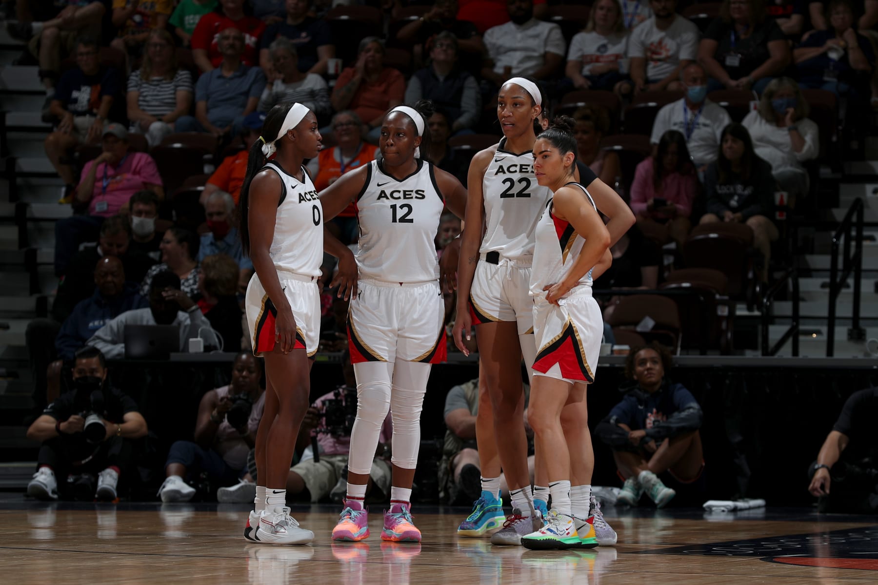UNCASVILLE, CT - JULY 17: The Las Vegas Aces huddle during the game against the Connecticut Sun on July 17, 2022 at Mohegan Sun Arena in Uncasville, Connecticut.  NOTE TO USER: User expressly acknowledges and agrees that, by downloading and/or using this Photograph, user is consenting to the terms and conditions of the Getty Images License Agreement. Mandatory Copyright Notice: Copyright 2022 NBAE (Photo by Chris Marion/NBAE via Getty Images)