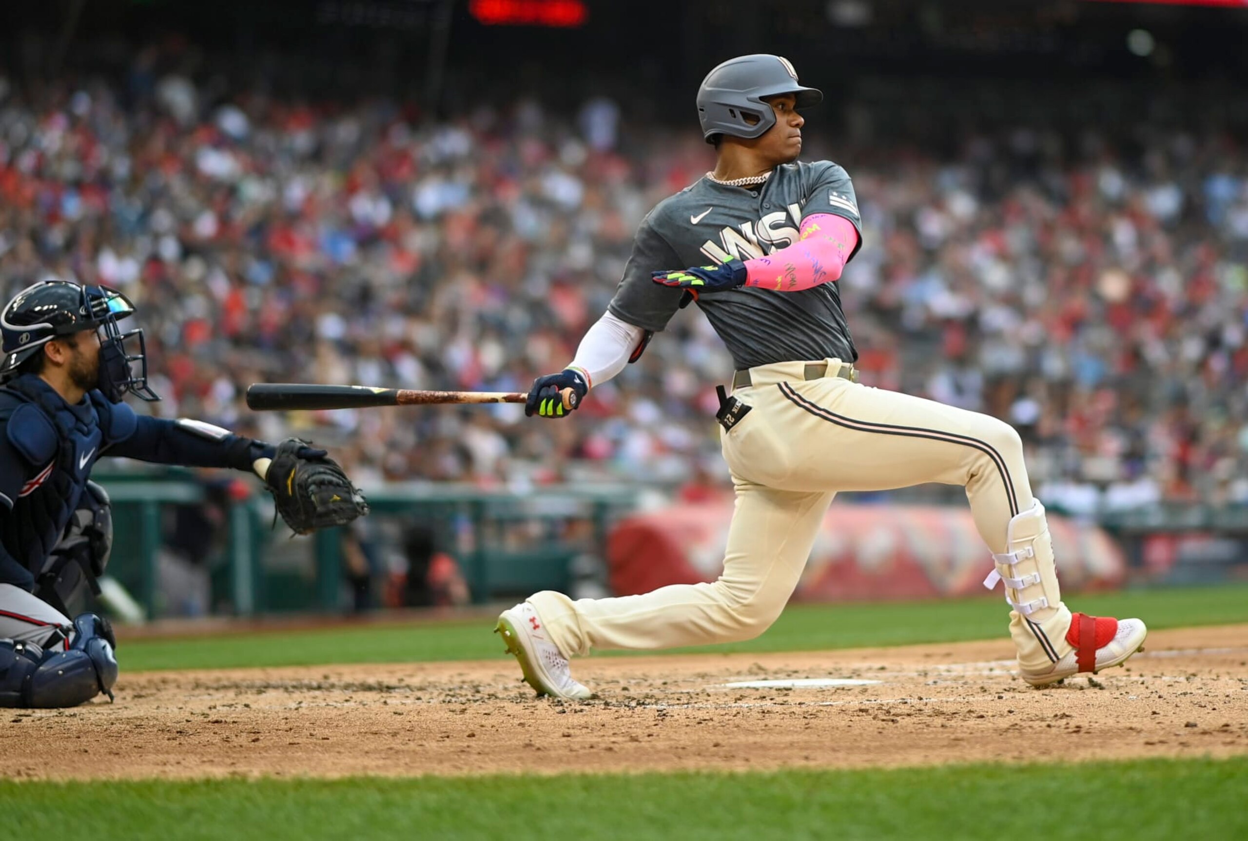 WASHINGTON, DC - JULY 16: Washington Nationals right fielder Juan Soto (22) singles in the fourth inning against the Atlanta Braves at Nationals Park. Photo by Jonathan Newton/The Washington Post via Getty Images)