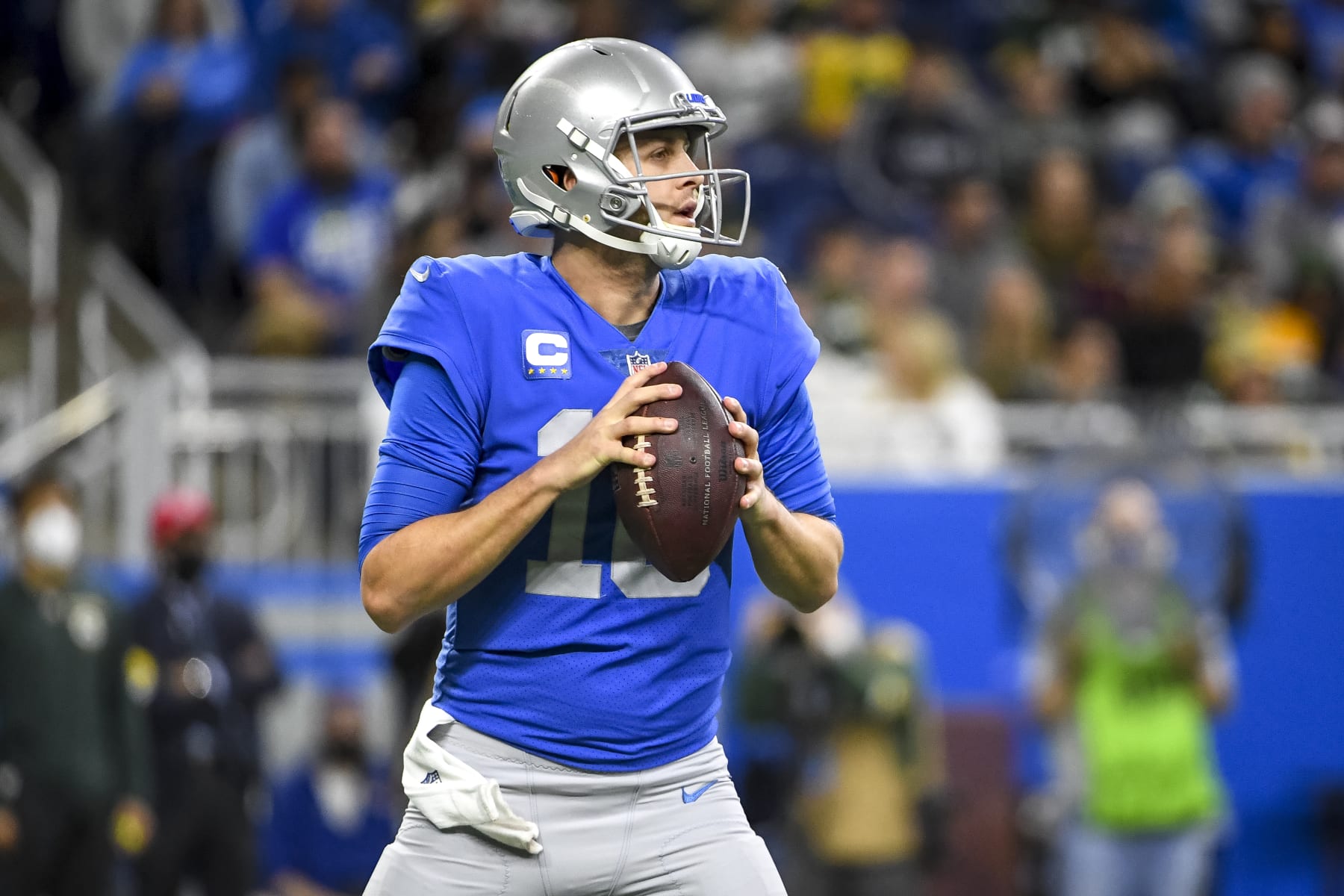 DETROIT, MICHIGAN - JANUARY 09: Jared Goff #16 of the Detroit Lions looks to pass against the Green Bay Packers at Ford Field on January 09, 2022 in Detroit, Michigan. (Photo by Nic Antaya/Getty Images)