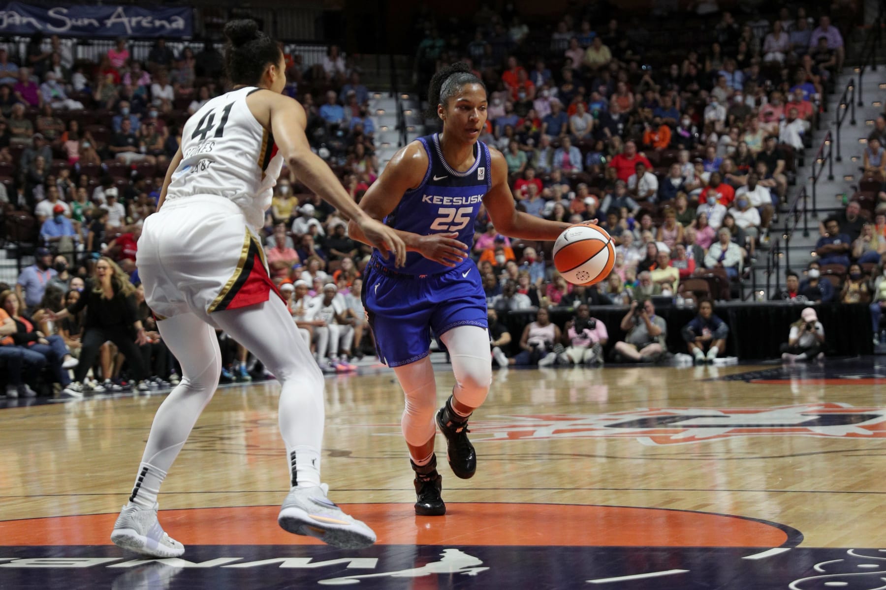 UNCASVILLE, CT - JULY 17: Alyssa Thomas #25 of the Connecticut Sun dribbles the ball during the game against the Las Vegas Aces on July 17, 2022 at Mohegan Sun Arena in Uncasville, Connecticut.  NOTE TO USER: User expressly acknowledges and agrees that, by downloading and/or using this Photograph, user is consenting to the terms and conditions of the Getty Images License Agreement. Mandatory Copyright Notice: Copyright 2022 NBAE (Photo by Chris Marion/NBAE via Getty Images)