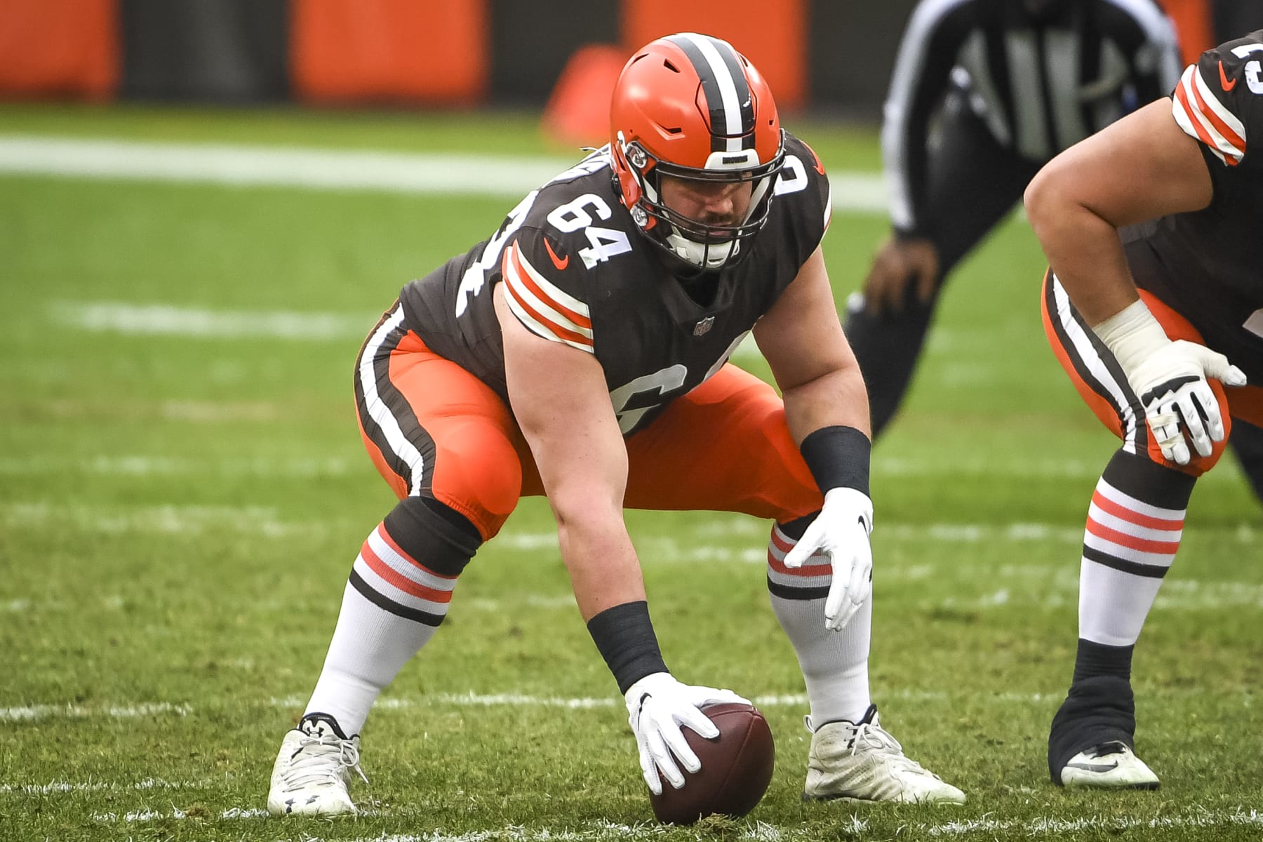 CLEVELAND, OHIO - JANUARY 03: JC Tretter #64 of the Cleveland Browns goes to hike the ball during the second quarter against the Pittsburgh Steelers at FirstEnergy Stadium on January 03, 2021 in Cleveland, Ohio. (Photo by Nic Antaya/Getty Images)