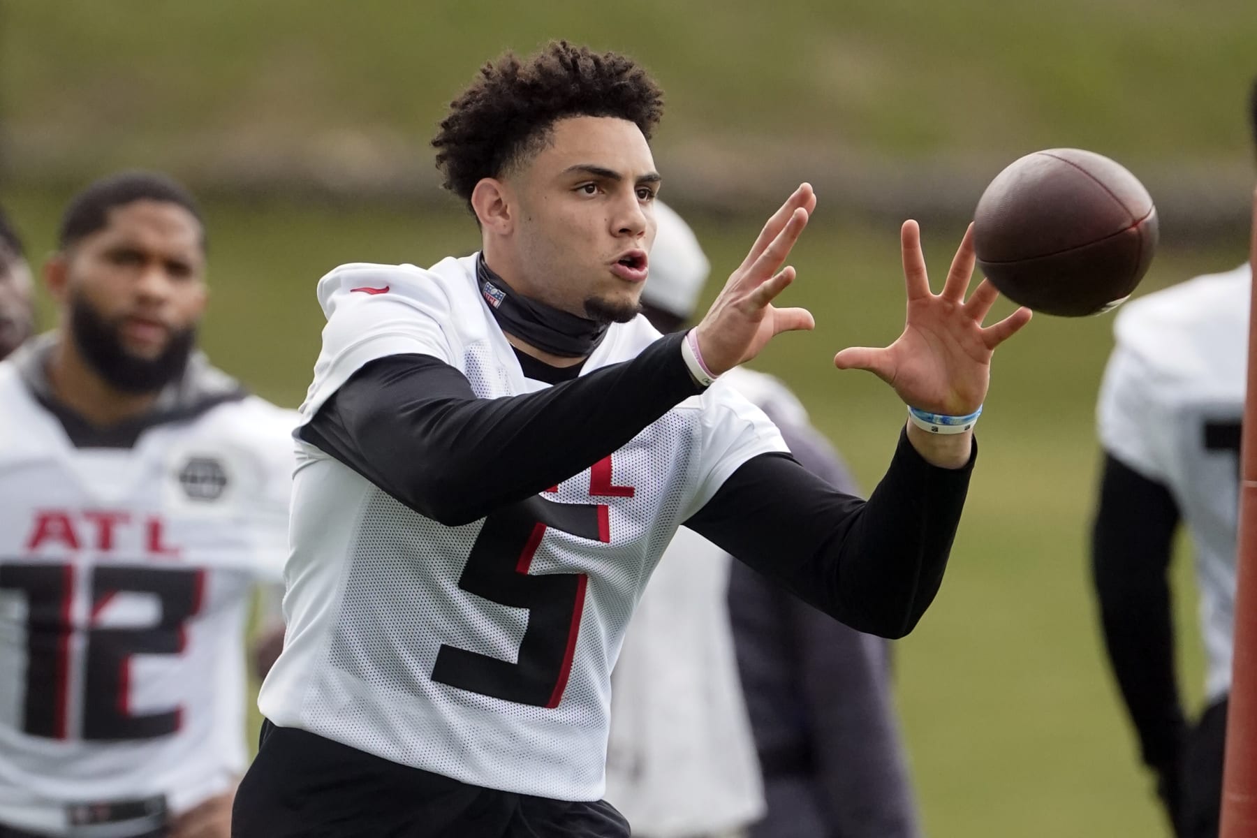 Atlanta Falcons wide receiver Drake London takes part in drills at the NFL football team's practice facility in Flowery Branch, Ga., Tuesday, June 14, 2022. (AP Photo/John Bazemore)