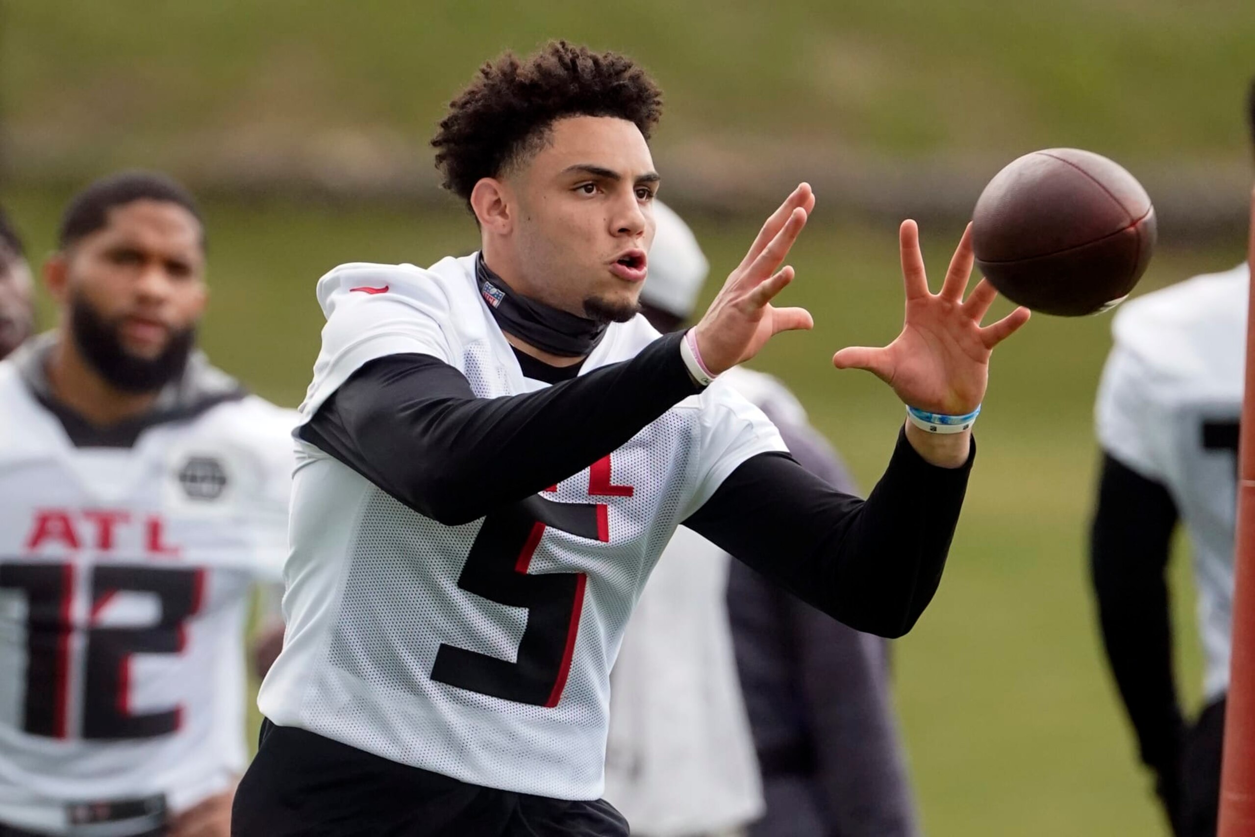 Atlanta Falcons wide receiver Drake London takes part in drills at the NFL football team's practice facility in Flowery Branch, Ga., Tuesday, June 14, 2022. (AP Photo/John Bazemore)