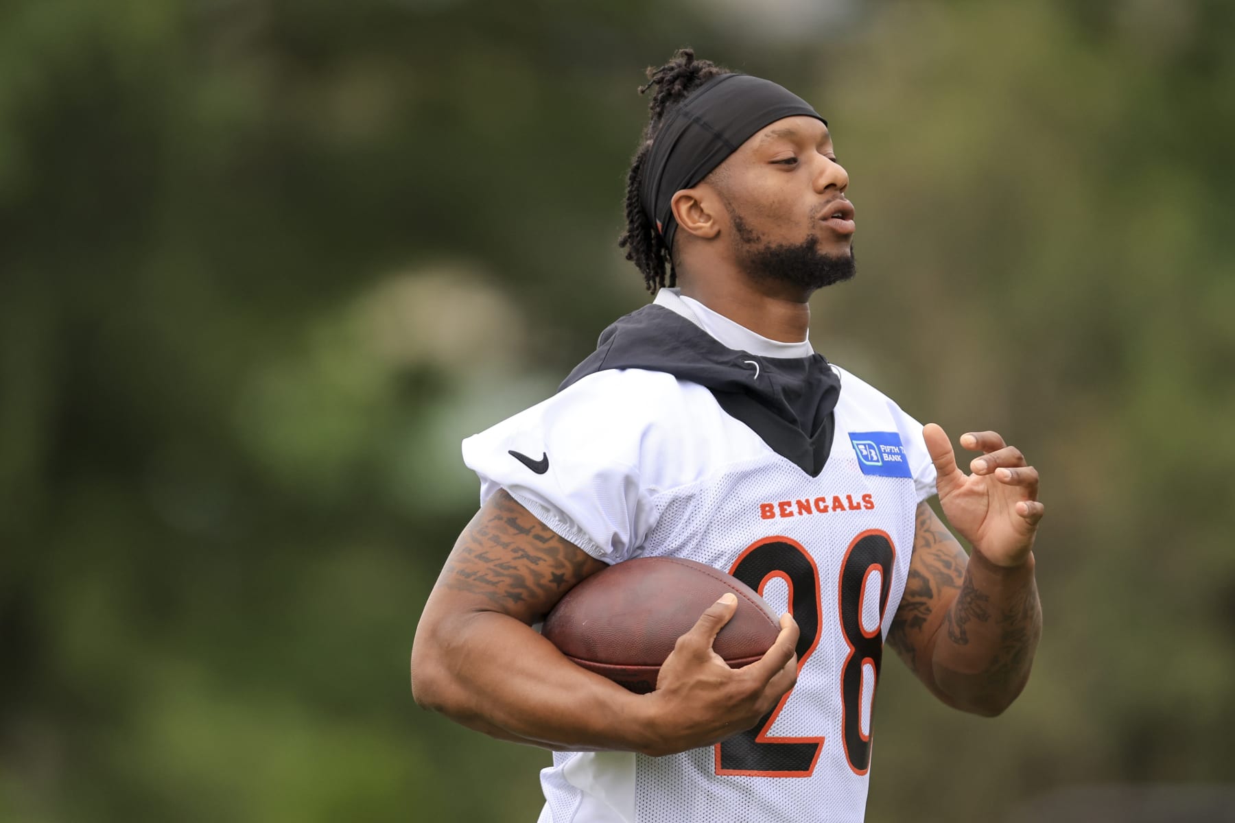 Cincinnati Bengals' Joe Mixon carries the ball as he participates in a drill during an NFL football practice in Cincinnati, Tuesday, June 7, 2022. (AP Photo/Aaron Doster)