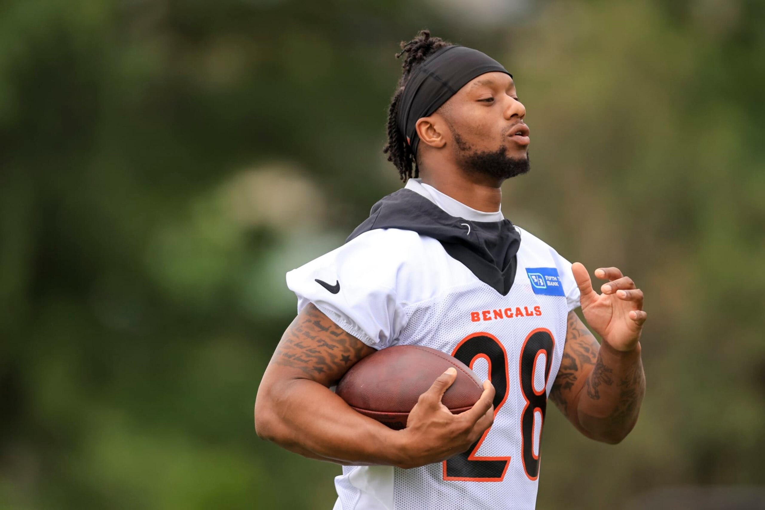 Cincinnati Bengals' Joe Mixon carries the ball as he participates in a drill during an NFL football practice in Cincinnati, Tuesday, June 7, 2022. (AP Photo/Aaron Doster)
