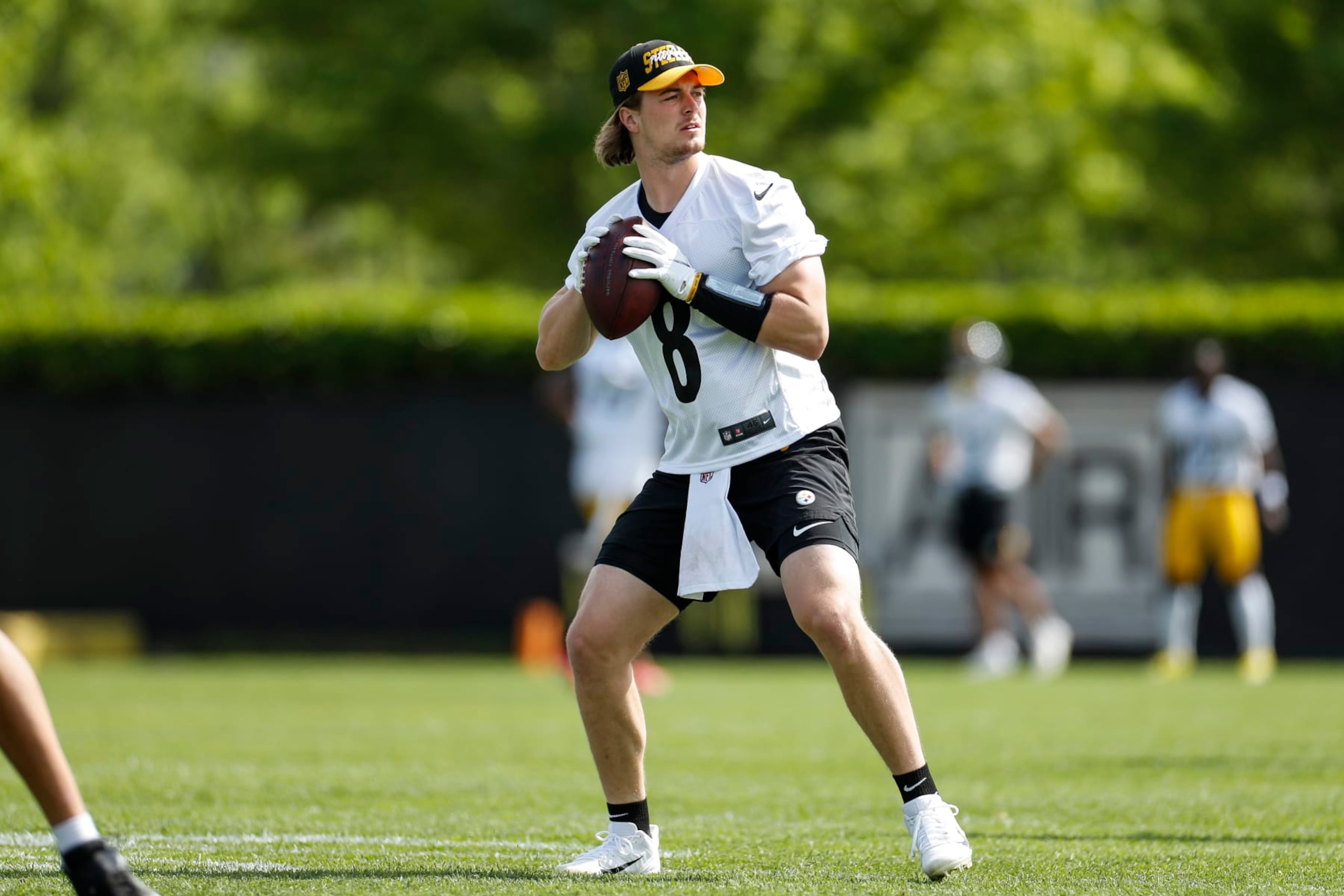 PITTSBURGH, PA - MAY 24: Pittsburgh Steelers quarterback Kenny Pickett (8) takes part in a drill during the team's OTA practice, Tuesday, May 24, 2022, in Pittsburgh, PA. (Photo by Brandon Sloter/Icon Sportswire via Getty Images) PITTSBURGH, PA - MAY 24: Pittsburgh Steelers quarterback Kenny Pickett (8) takes part in a drill during the team's OTA practice, Tuesday, May 24, 2022, in Pittsburgh, PA. (Photo by Brandon Sloter/Icon Sportswire via Getty Images)
