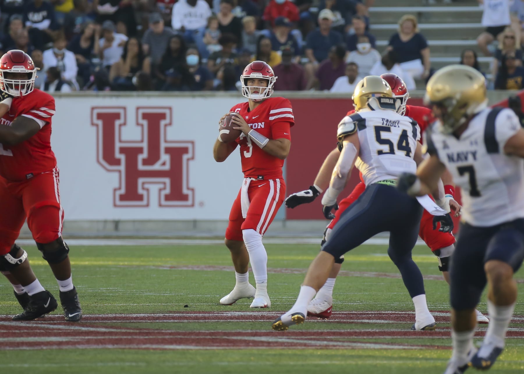 HOUSTON, CA - SEPTEMBER 25:  Houston Cougars quarterback Clayton Tune (3) looks for an open receiver in the first quarter during the college football game between the Navy Midshipmen and Houston Cougars on September 25, 2021 at TDECU Stadium in Houston, Texas.  (Photo by Leslie Plaza Johnson/Icon Sportswire via Getty Images)
