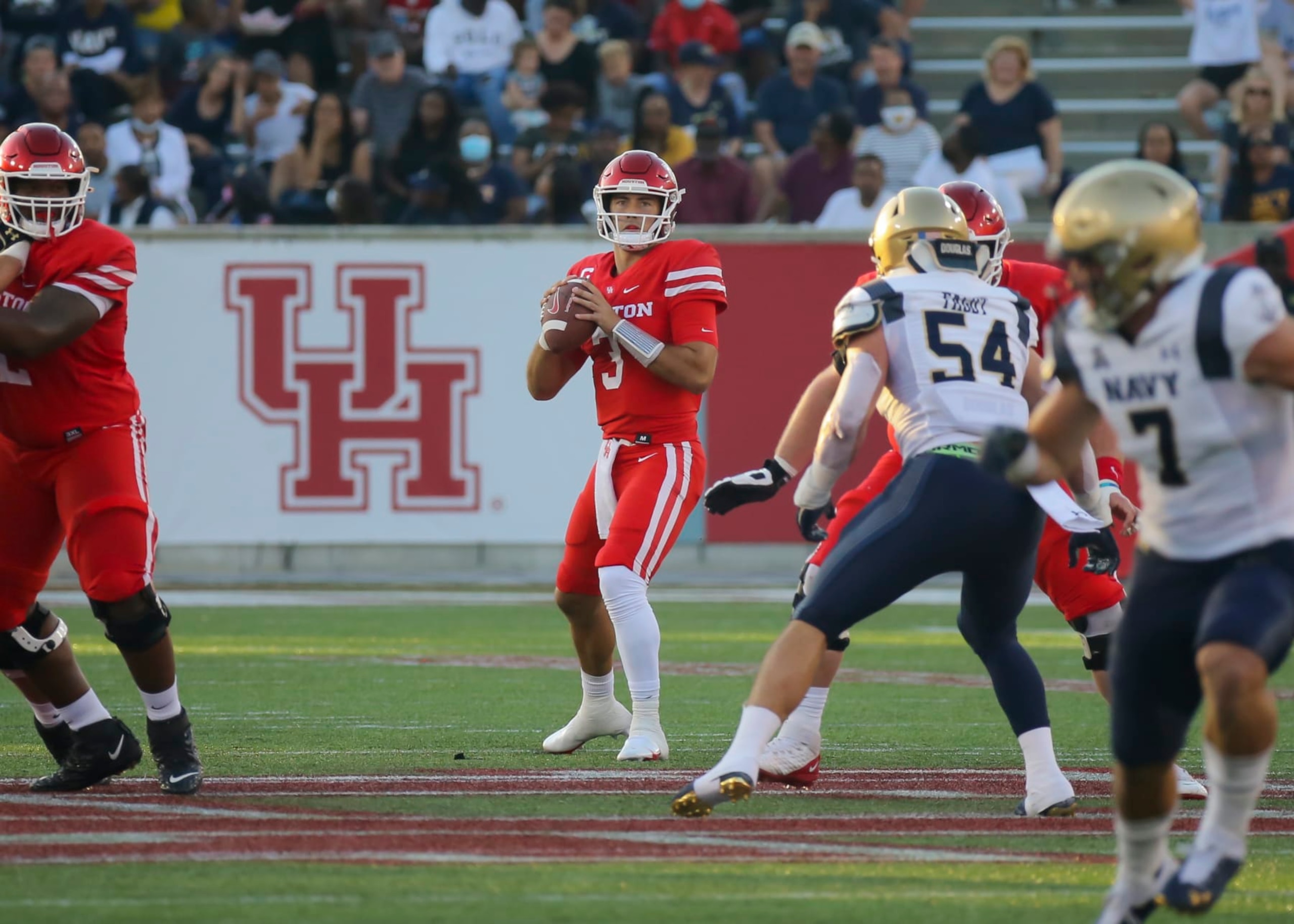 HOUSTON, CA - SEPTEMBER 25:  Houston Cougars quarterback Clayton Tune (3) looks for an open receiver in the first quarter during the college football game between the Navy Midshipmen and Houston Cougars on September 25, 2021 at TDECU Stadium in Houston, Texas.  (Photo by Leslie Plaza Johnson/Icon Sportswire via Getty Images)