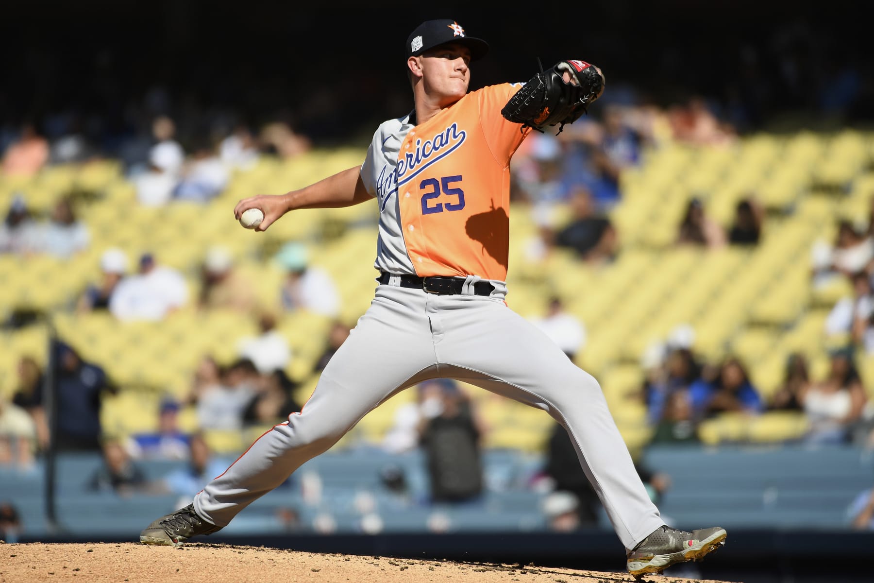 LOS ANGELES, CALIFORNIA - JULY 16: Hunter Brown #25 of the American League pitches during the SiriusXM All-Star Futures Game against the National League at Dodger Stadium on July 16, 2022 in Los Angeles, California. (Photo by Kevork Djansezian/Getty Images)
