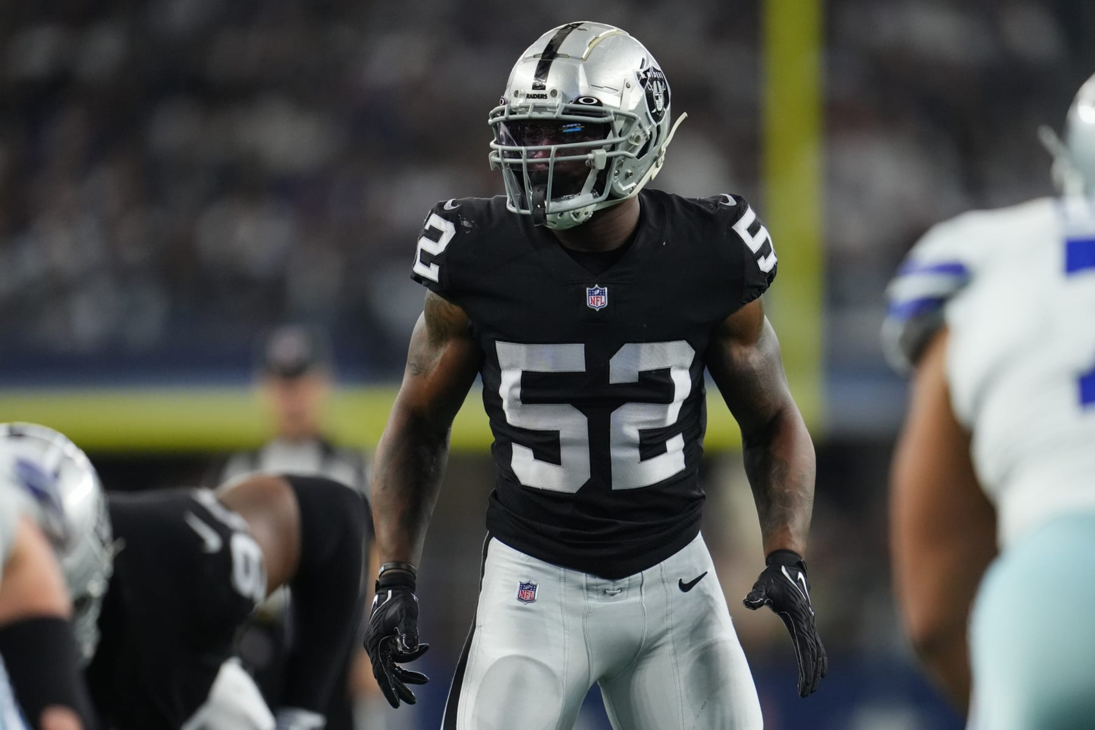 ARLINGTON, TEXAS - NOVEMBER 25: Denzel Perryman #52 of the Las Vegas Raiders gets set against the Dallas Cowboys during an NFL game at AT&T Stadium on November 25, 2021 in Arlington, Texas. (Photo by Cooper Neill/Getty Images)