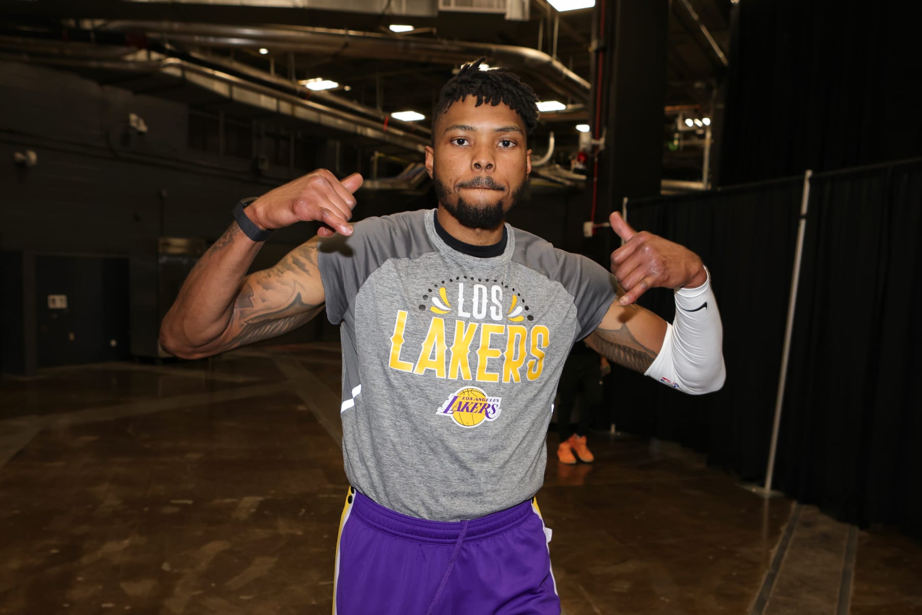 PHOENIX, AZ - MARCH 13: Kent Bazemore #9 of the Los Angeles Lakers walks to the court before the game against the Phoenix Suns on March 13, 2022 at Footprint Center in Phoenix, Arizona. NOTE TO USER: User expressly acknowledges and agrees that, by downloading and/or using this Photograph, user is consenting to the terms and conditions of the Getty Images License Agreement. Mandatory Copyright Notice: Copyright 2022 NBAE (Photo by Jim Poorten/NBAE via Getty Images)