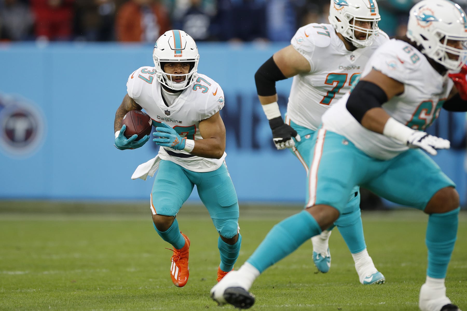 NASHVILLE, TENNESSEE - JANUARY 02: Myles Gaskin #37 of the Miami Dolphins runs the ball during the first quarter against the Tennessee Titans at Nissan Stadium on January 02, 2022 in Nashville, Tennessee. (Photo by Silas Walker/Getty Images) NASHVILLE, TENNESSEE - JANUARY 02: Myles Gaskin #37 of the Miami Dolphins runs the ball during the first quarter against the Tennessee Titans at Nissan Stadium on January 02, 2022 in Nashville, Tennessee. (Photo by Silas Walker/Getty Images)