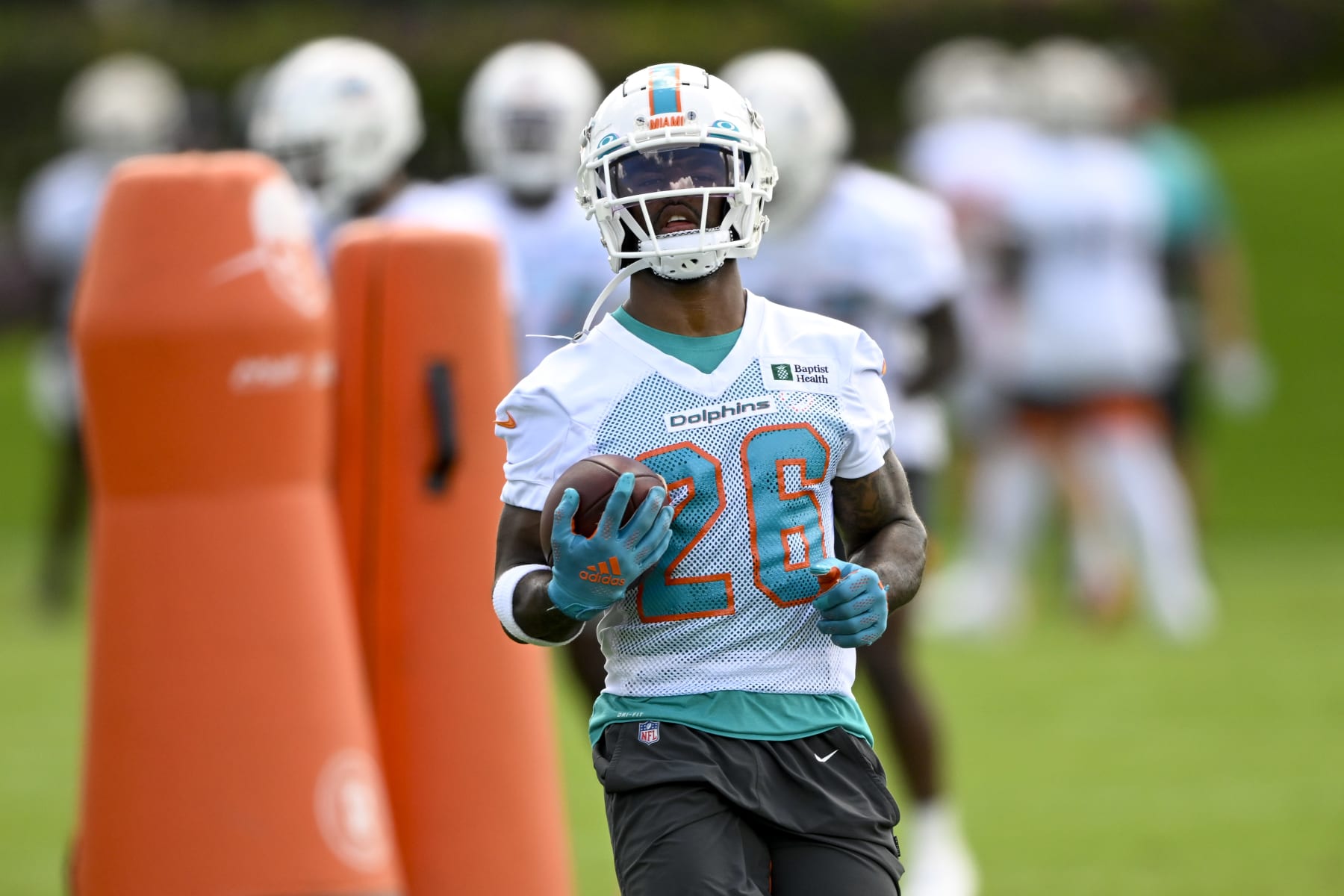 DAVIE, FL - JUNE 01: Miami Dolphins running back Salvon Ahmed (26) runs with the ball during the first mandatory minicamp at the Baptist Health Training Complex on June 1, 2022, in Miami Gardens, Florida. (Photo by Doug Murray/Icon Sportswire via Getty Images) DAVIE, FL - JUNE 01: Miami Dolphins running back Salvon Ahmed (26) runs with the ball during the first mandatory minicamp at the Baptist Health Training Complex on June 1, 2022, in Miami Gardens, Florida. (Photo by Doug Murray/Icon Sportswire via Getty Images)