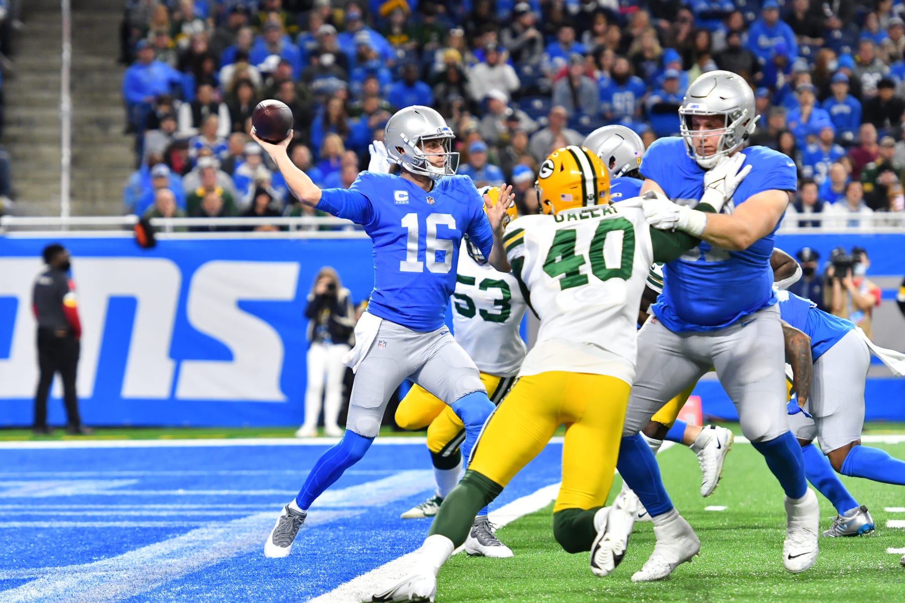 DETROIT, MI - JANUARY 09: Detroit Lions quarterback Jared Goff (16) passes short during the game between the Detroit Lions and the Green Bay Packers on Sunday January 09, 2022 at Ford Field in Detroit, MI. (Photo by Steven King/Icon Sportswire via Getty Images)