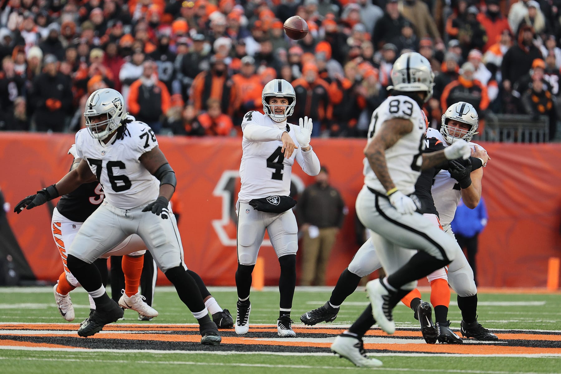 CINCINNATI, OHIO - JANUARY 15: Quarterback Derek Carr #4 of the Las Vegas Raiders throws a first half pass to tight end Darren Waller #83 against the Cincinnati Bengals during the AFC Wild Card playoff game at Paul Brown Stadium on January 15, 2022 in Cincinnati, Ohio. (Photo by Andy Lyons/Getty Images)