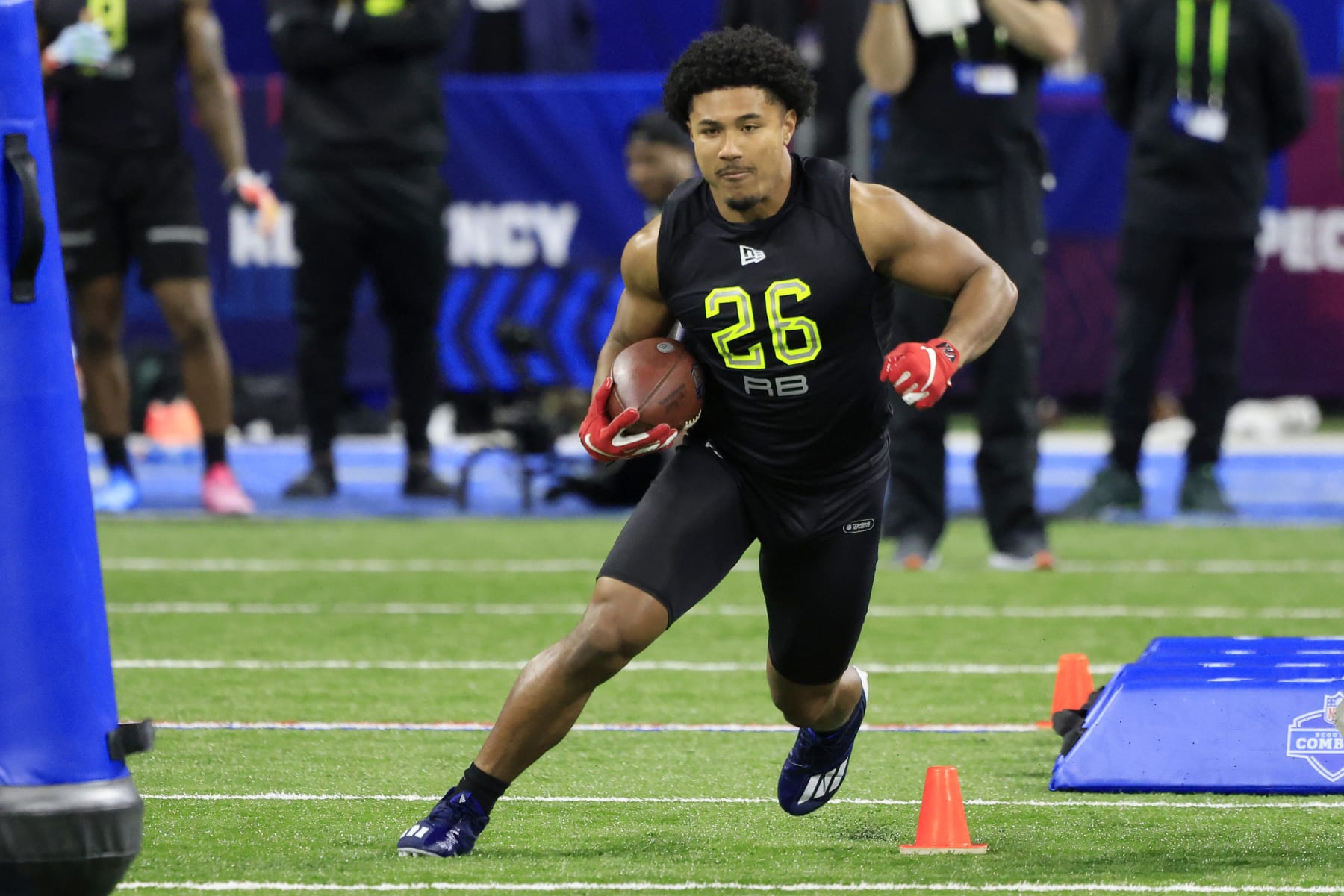 INDIANAPOLIS, INDIANA - MARCH 04: Ronnie Rivers #RB26 of Fresno State runs a drill during the NFL Combine at Lucas Oil Stadium on March 04, 2022 in Indianapolis, Indiana. (Photo by Justin Casterline/Getty Images)