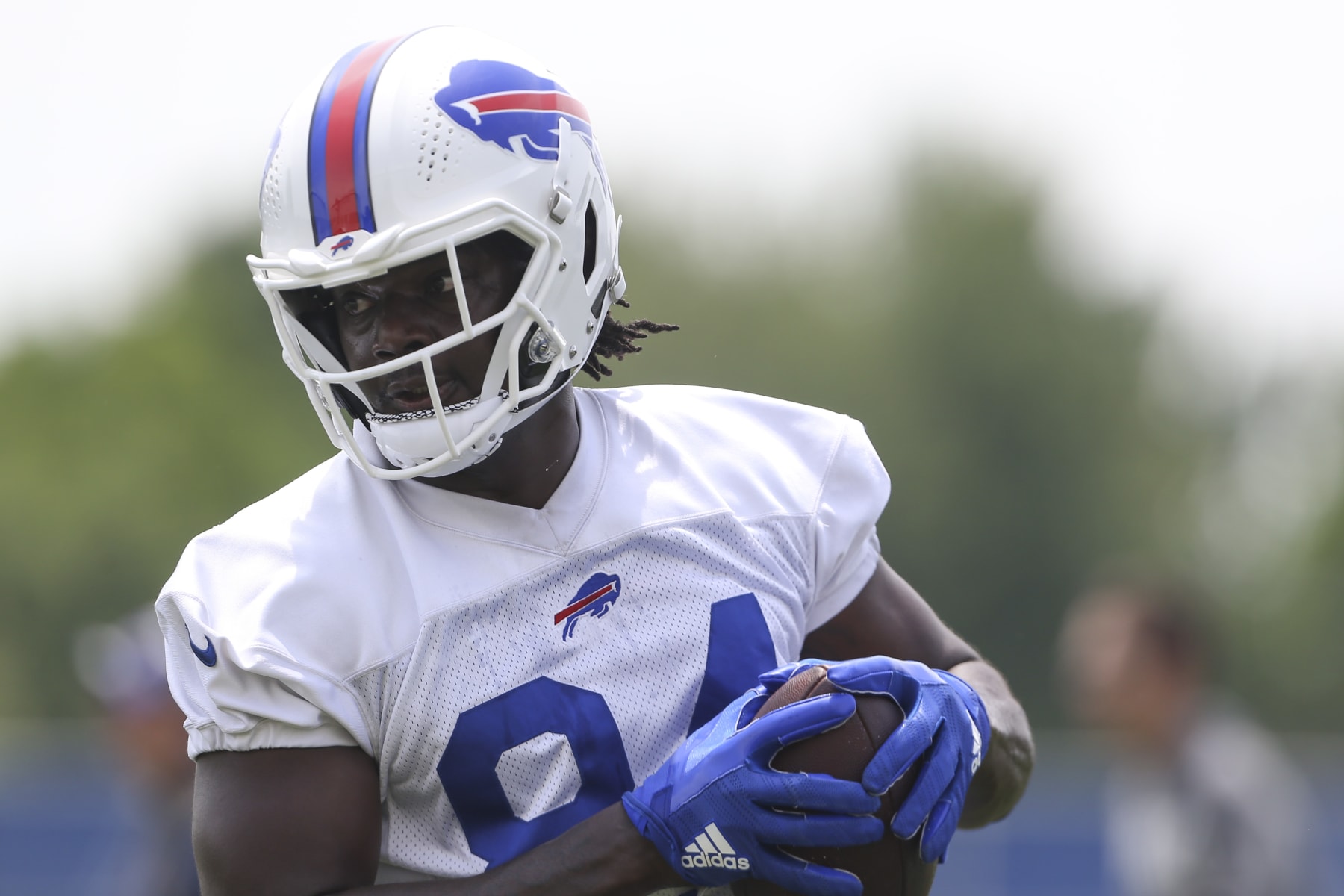 ORCHARD PARK, NEW YORK - JUNE 15: Jalen Wydermyer #84 of the Buffalo Bills runs after a catch during Bills mini camp on June 15, 2022 in Orchard Park, New York. (Photo by Joshua Bessex/Getty Images)