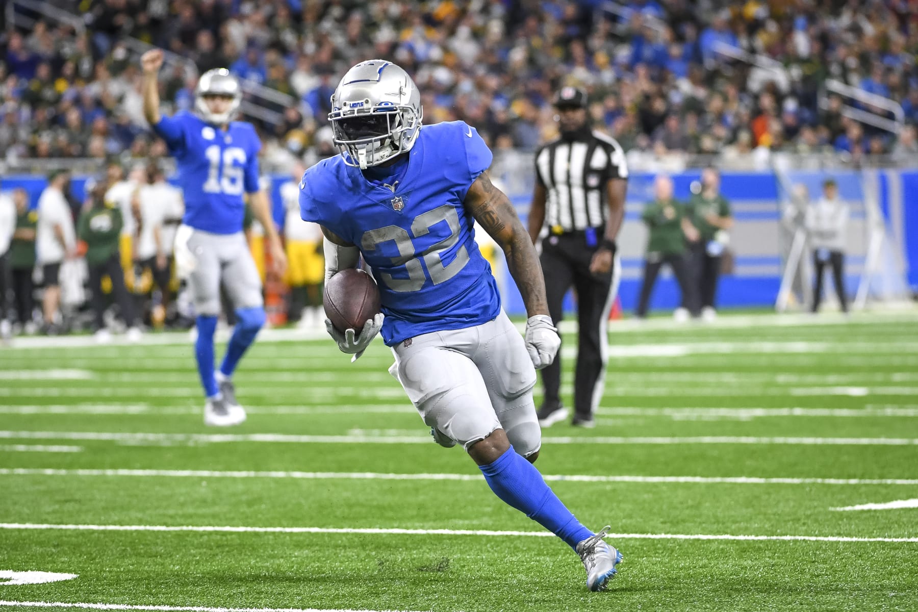 DETROIT, MICHIGAN - JANUARY 09: D'Andre Swift #32 of the Detroit Lions runs the ball to score a touchdown in the fourth quarter against the Green Bay Packers at Ford Field on January 09, 2022 in Detroit, Michigan. (Photo by Nic Antaya/Getty Images)