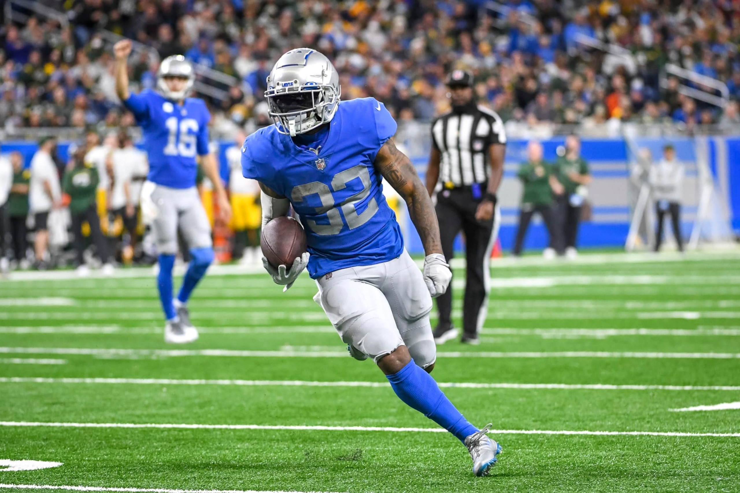 DETROIT, MICHIGAN - JANUARY 09: D'Andre Swift #32 of the Detroit Lions runs the ball to score a touchdown in the fourth quarter against the Green Bay Packers at Ford Field on January 09, 2022 in Detroit, Michigan. (Photo by Nic Antaya/Getty Images)