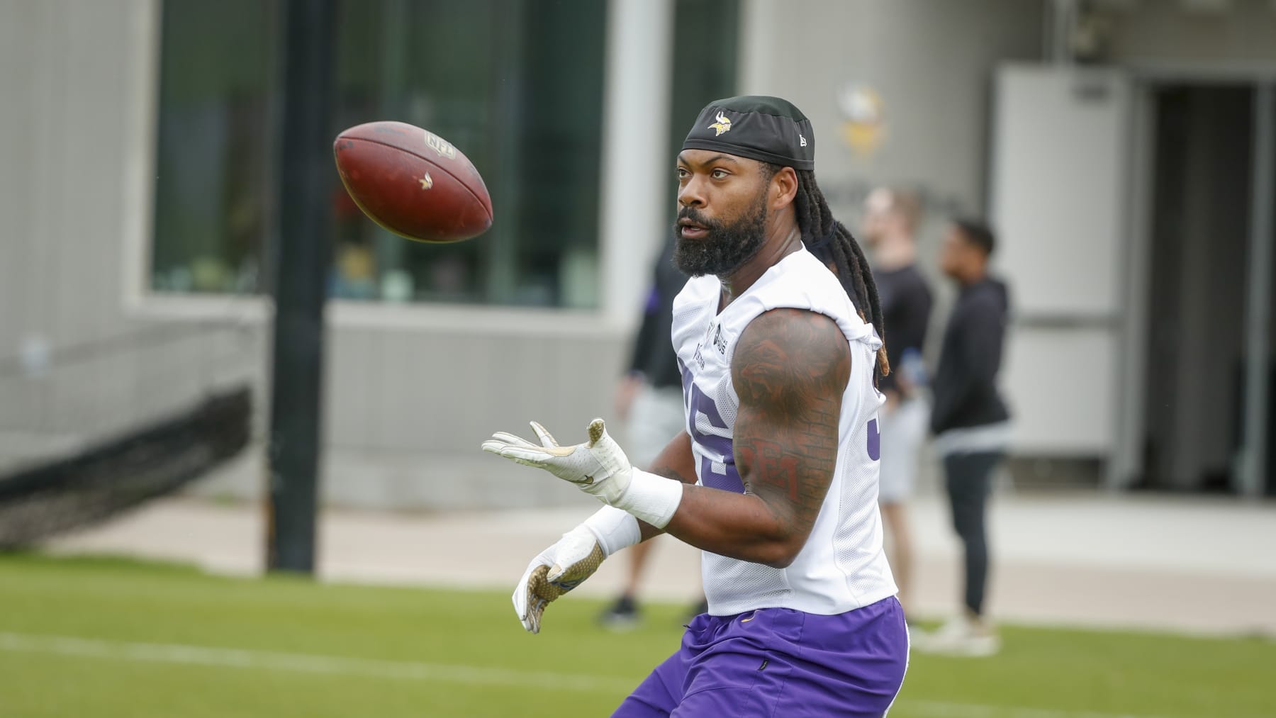 Minnesota Vikings linebacker Za'Darius Smith takes part in drills at the NFL football team's practice facility in Eagan, Minn., Tuesday, May 17, 2022. (AP Photo/Bruce Kluckhohn)