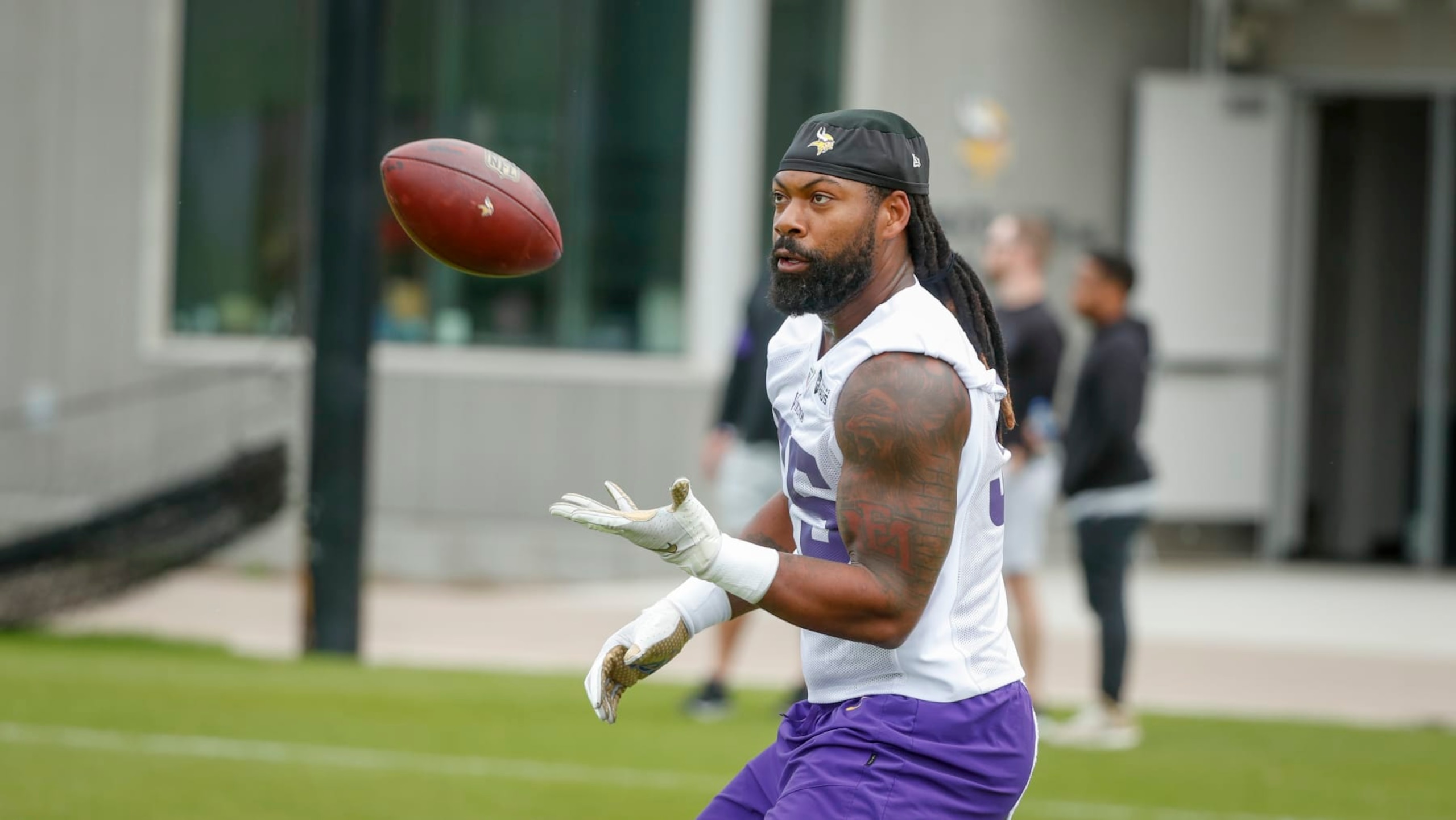Minnesota Vikings linebacker Za'Darius Smith takes part in drills at the NFL football team's practice facility in Eagan, Minn., Tuesday, May 17, 2022. (AP Photo/Bruce Kluckhohn)