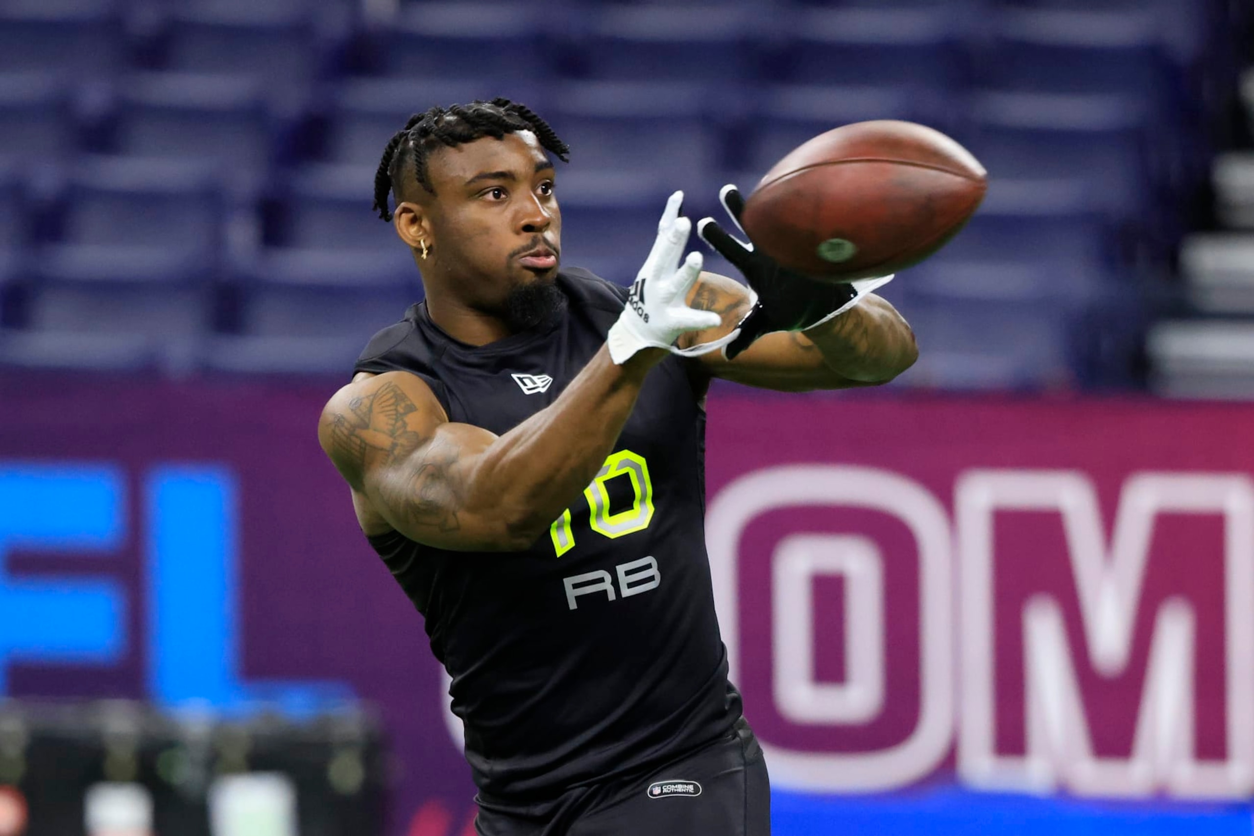 INDIANAPOLIS, INDIANA - MARCH 04: Tyler Goodson #RB16 of the Iowa Hawkeyes runs a drill during the NFL Combine at Lucas Oil Stadium on March 04, 2022 in Indianapolis, Indiana. (Photo by Justin Casterline/Getty Images)