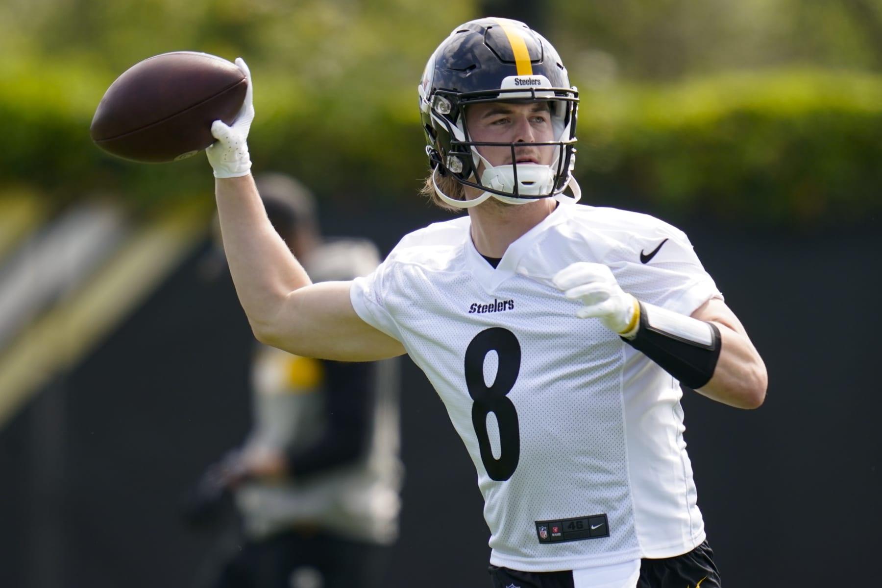 Pittsburgh Steelers quarterback Kenny Pickett participates in an NFL football practice, Tuesday, May 24, 2022, in Pittsburgh. (AP Photo/Keith Srakocic)