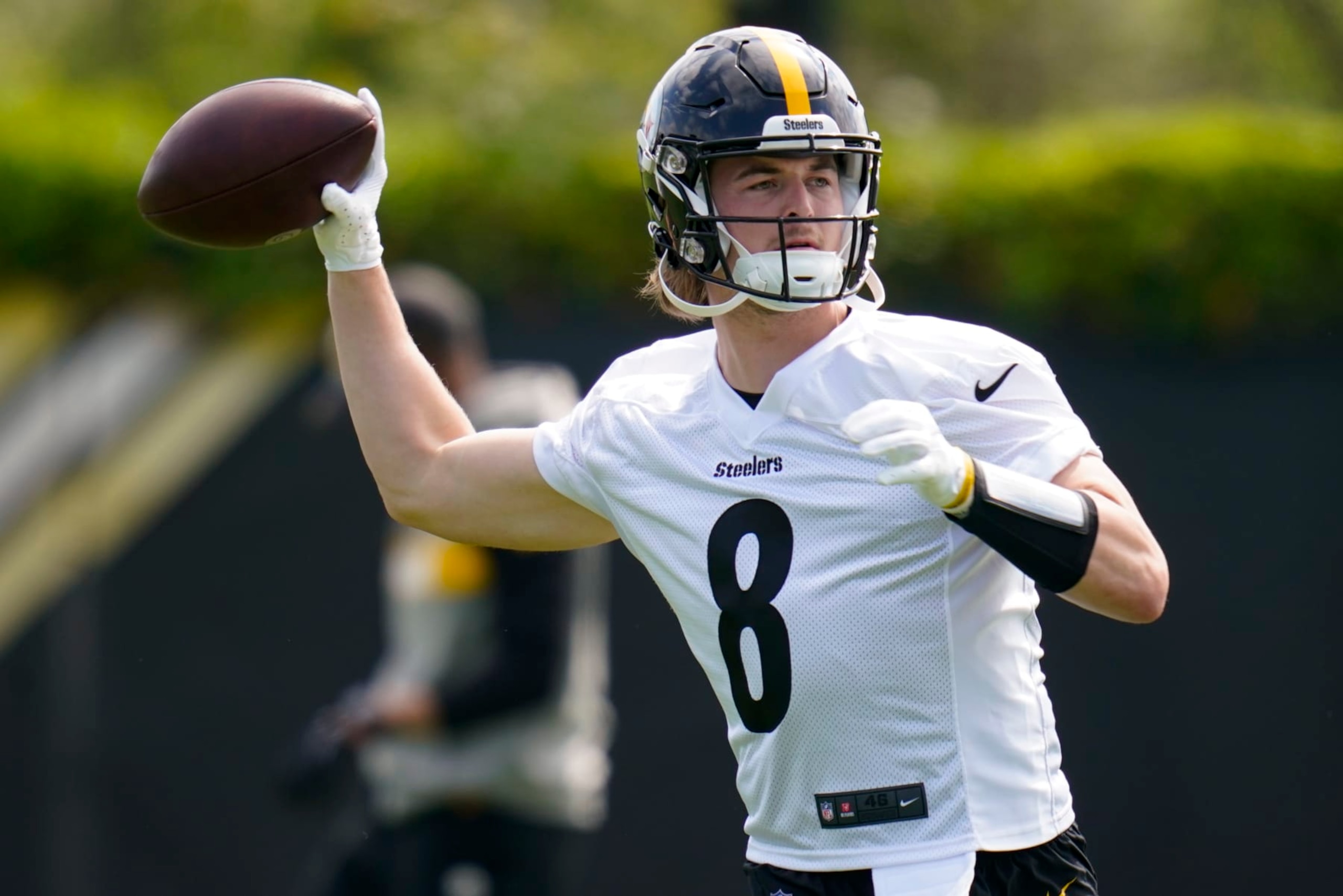 Pittsburgh Steelers quarterback Kenny Pickett participates in an NFL football practice, Tuesday, May 24, 2022, in Pittsburgh. (AP Photo/Keith Srakocic)