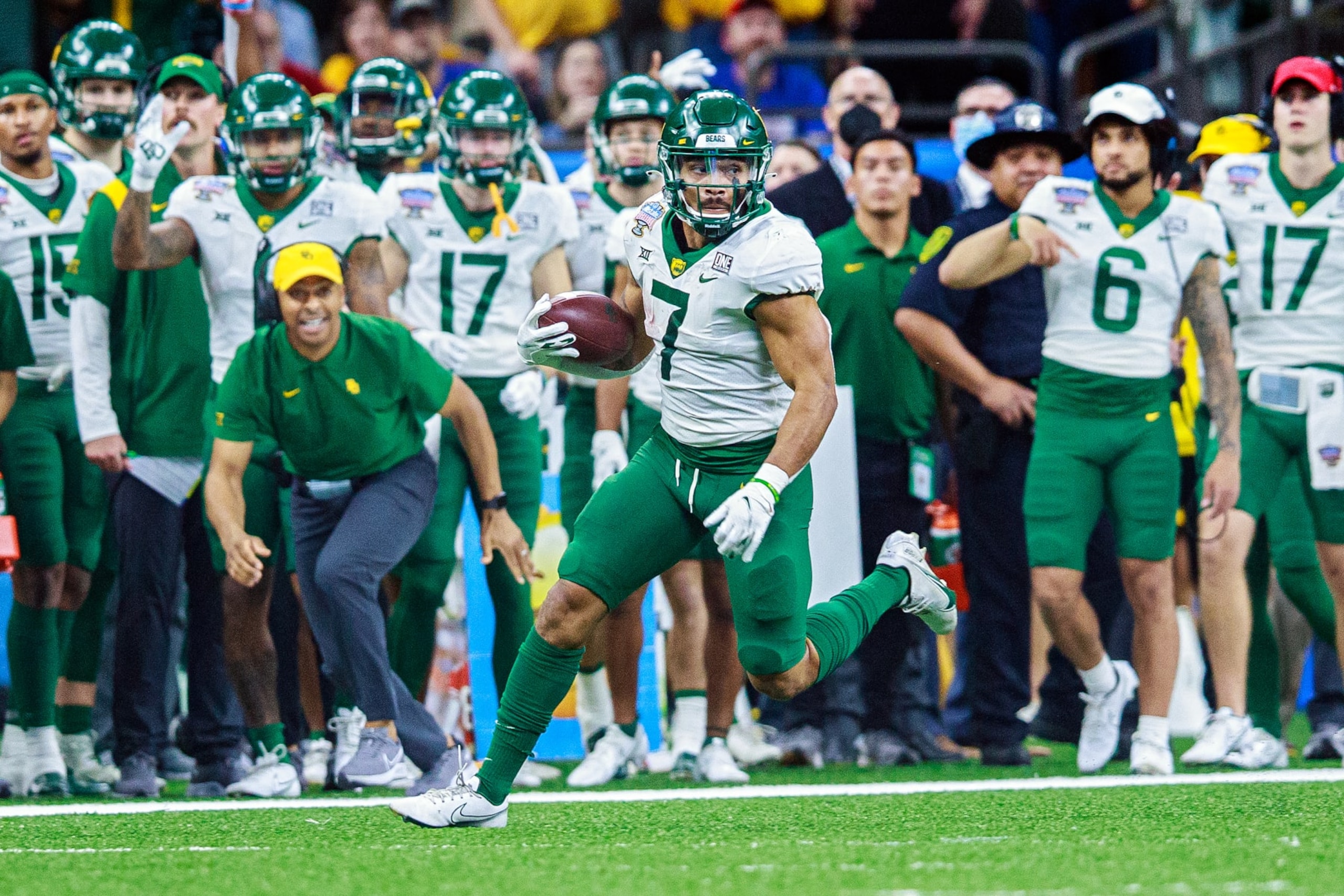 NEW ORLEANS, LA - JANUARY 01: Baylor Bears running back Abram Smith (7) rushes the ball during the Allstate Sugar Bowl game between the Baylor Bears and the Ole Miss Rebels on January 1, 2022, at the Ceasars Superdome in New Orleans, Louisiana.  (Photo by John Korduner/Icon Sportswire via Getty Images)