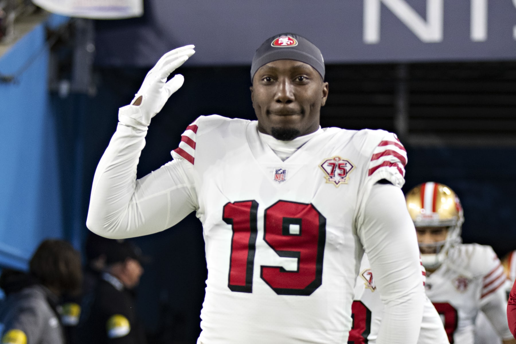 NASHVILLE, TENNESSEE - DECEMBER 23:  Deebo Samuel #19 of the San Francisco 49ers jogs onto the field before a game against the Tennessee Titans at Nissan Stadium on December 23, 2021 in Nashville, Tennessee.  The Titans defeated the 49ers 20-17.  (Photo by Wesley Hitt/Getty Images)